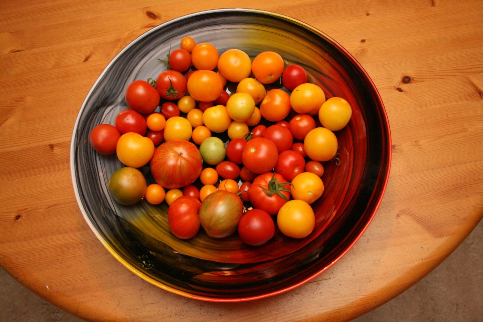 Canon EOS 400D (EOS Digital Rebel XTi / EOS Kiss Digital X) sample photo. Tomatoes, barrel, colors photography