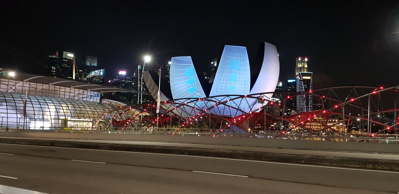 Samsung Galaxy S8+ sample photo. Singapore, monument, night photography
