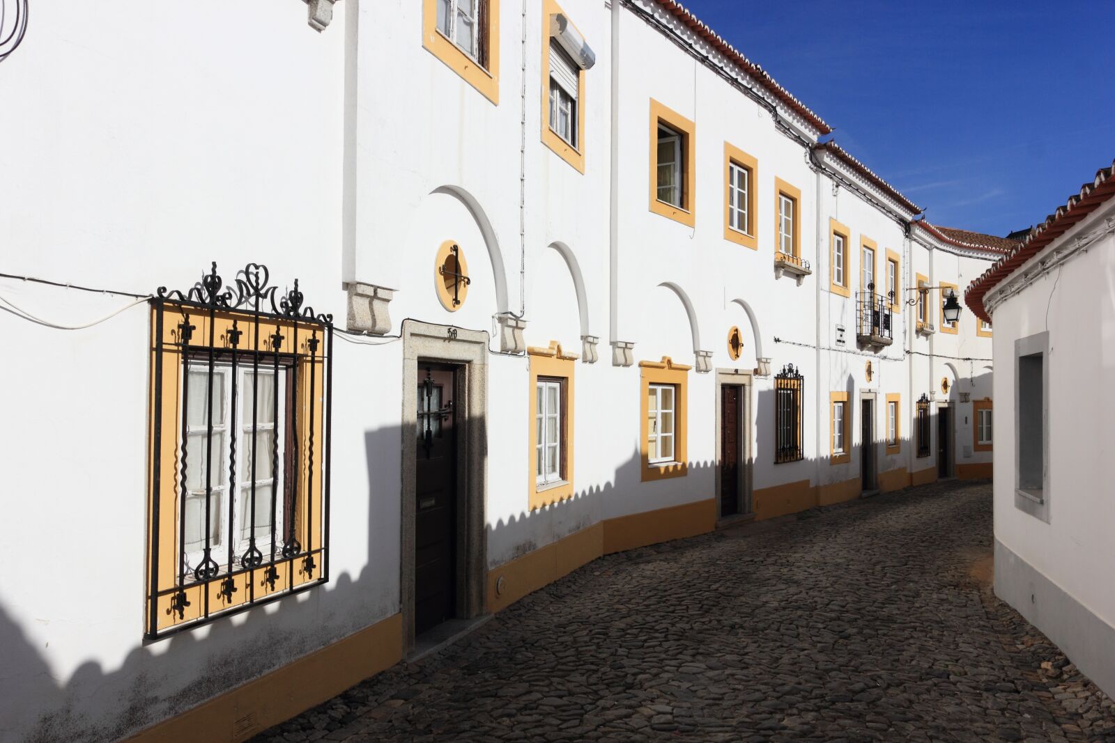 Canon EOS 550D (EOS Rebel T2i / EOS Kiss X4) sample photo. Portugal, evora, street photography