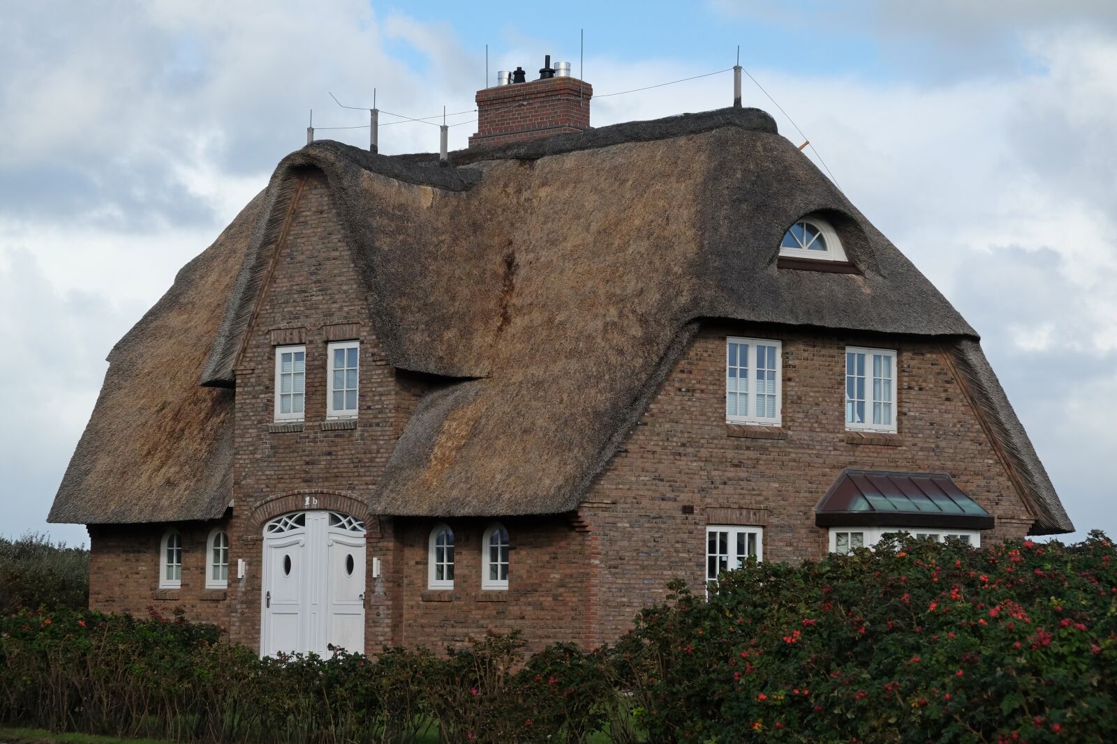 Fujifilm X-T10 sample photo. House, building, thatched roof photography