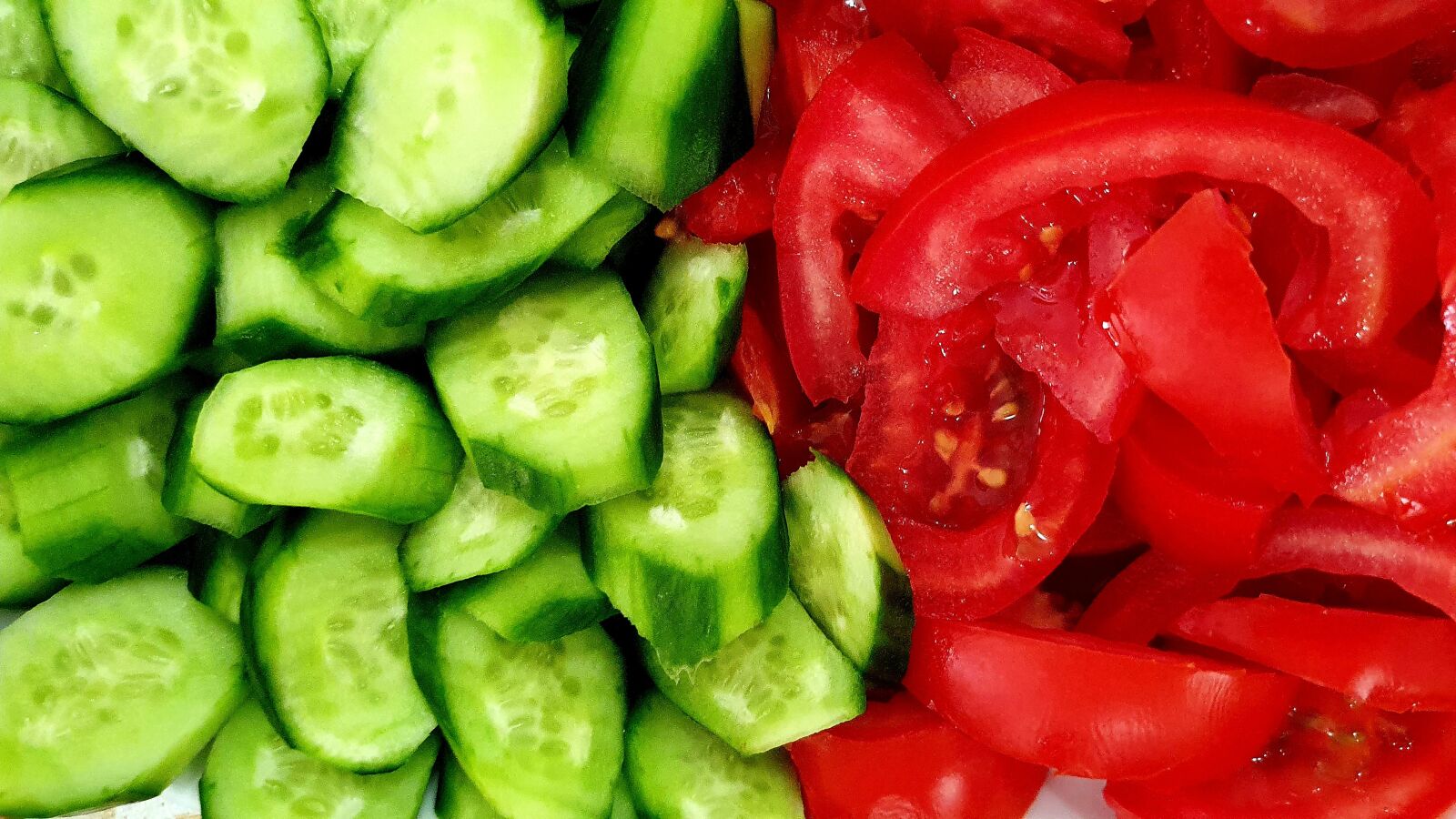 Samsung Galaxy S10e sample photo. Salad, cucumber, tomato photography