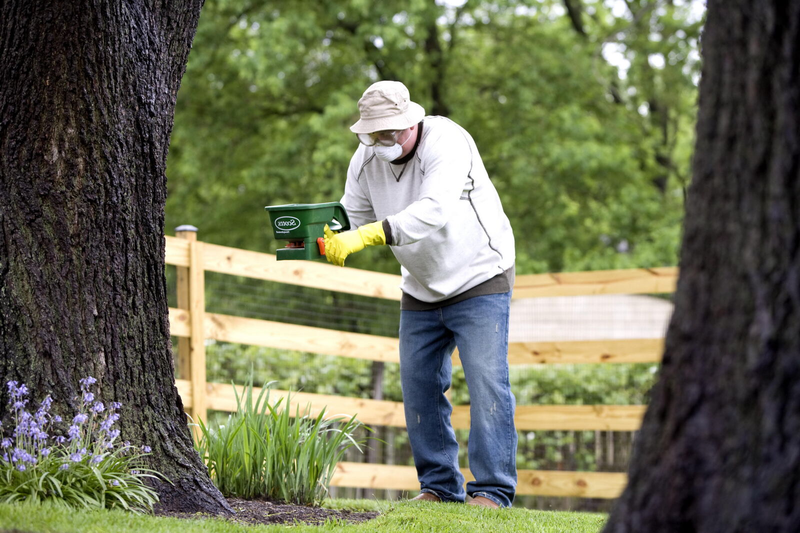 Canon EOS-1Ds Mark II sample photo. Man, work, garden photography