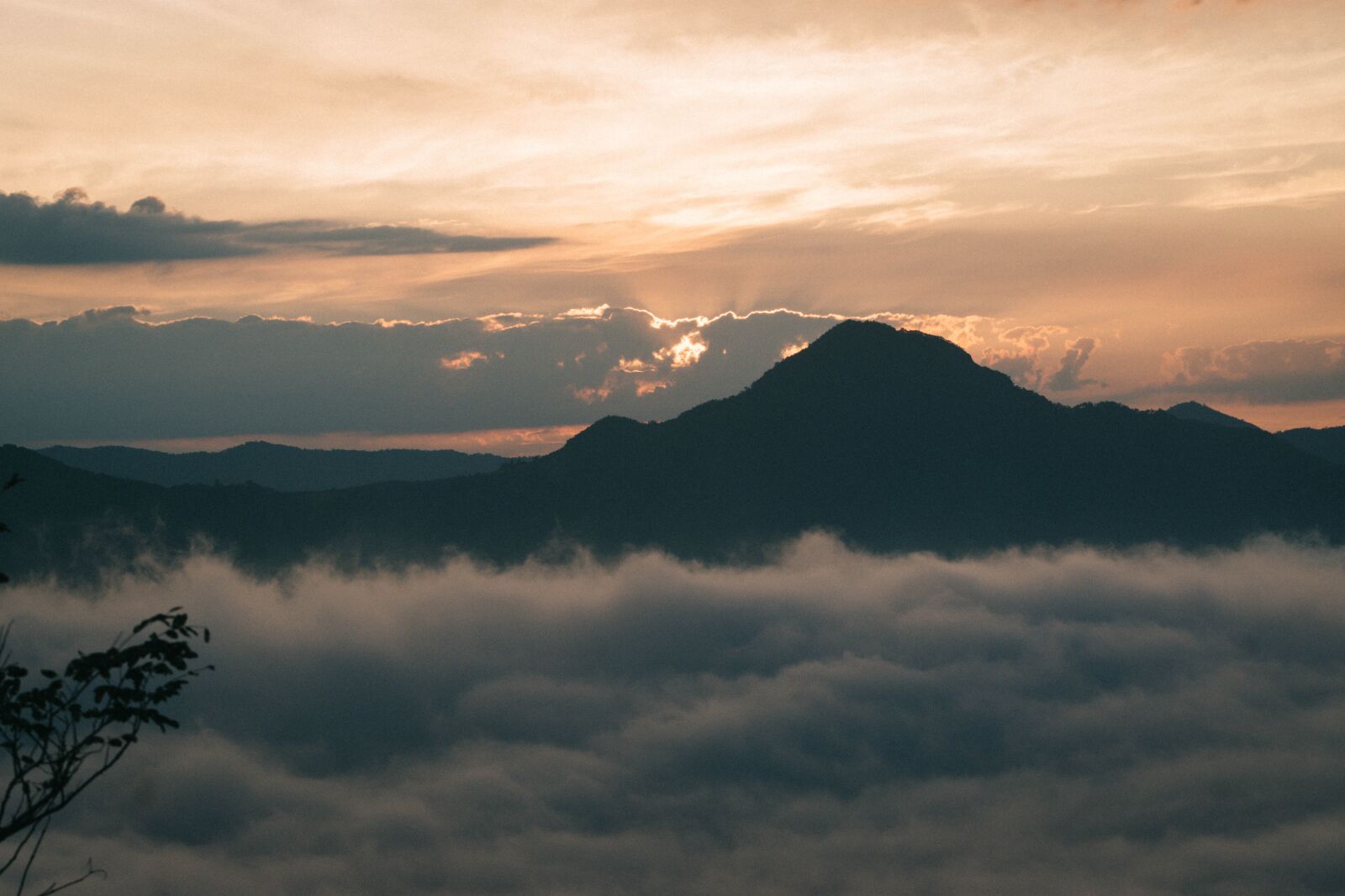 Nikon D5500 sample photo. Mountains, sea fog, tour photography