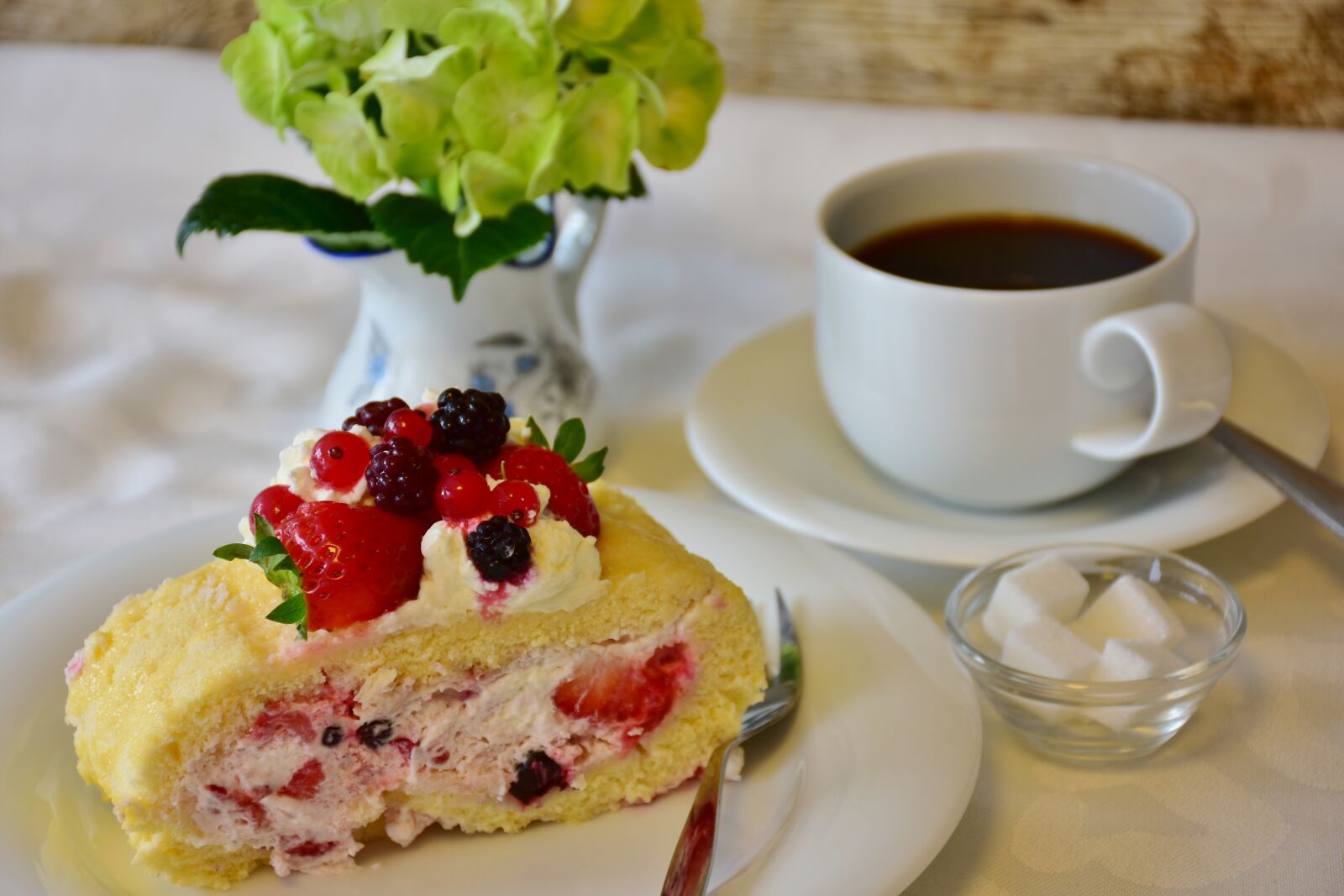 Nikon D7200 sample photo. Bisquit, strawberry roll, strawberry photography