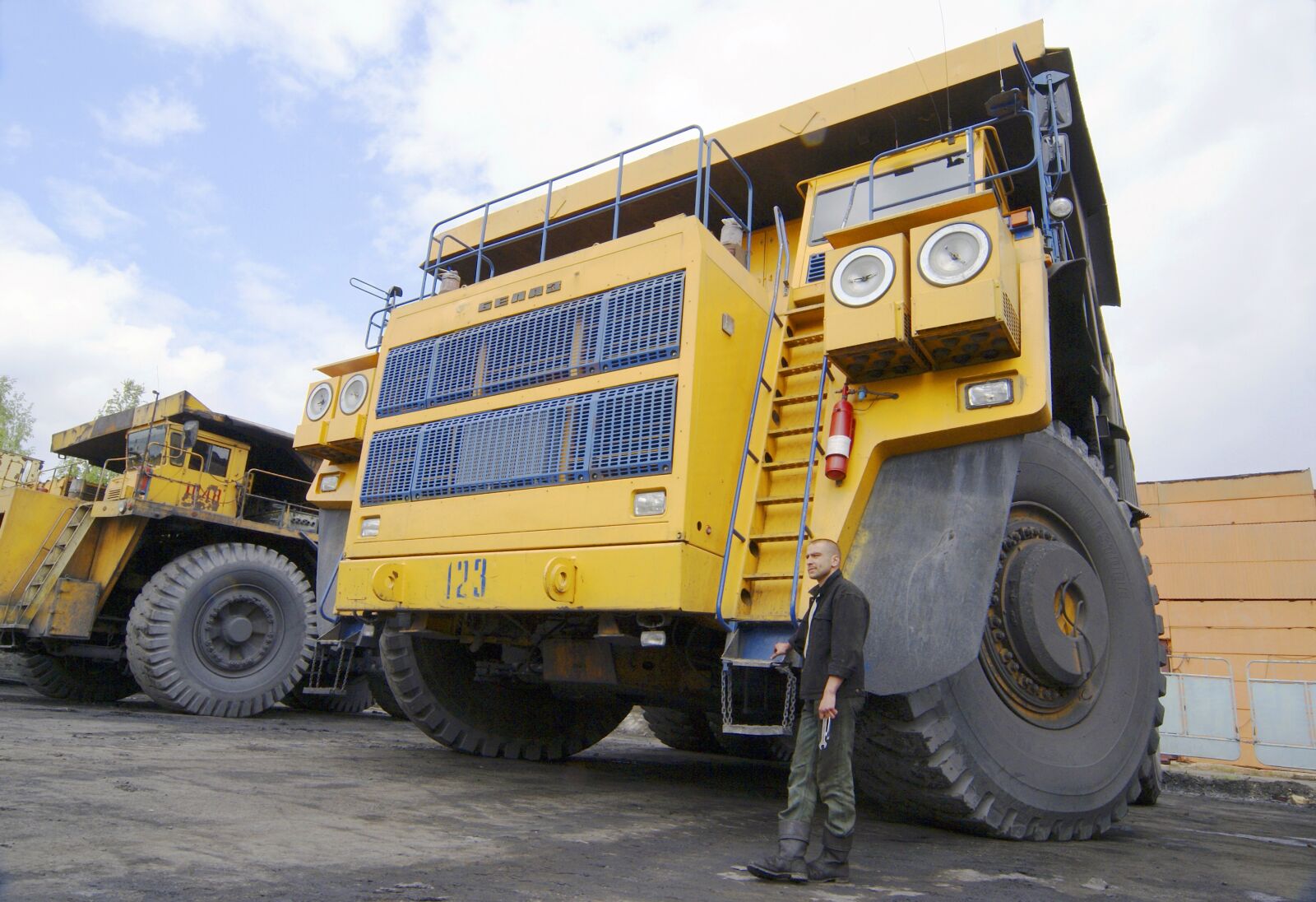 Sony Alpha DSLR-A100 sample photo. Dumper, gigantic proportions, car photography
