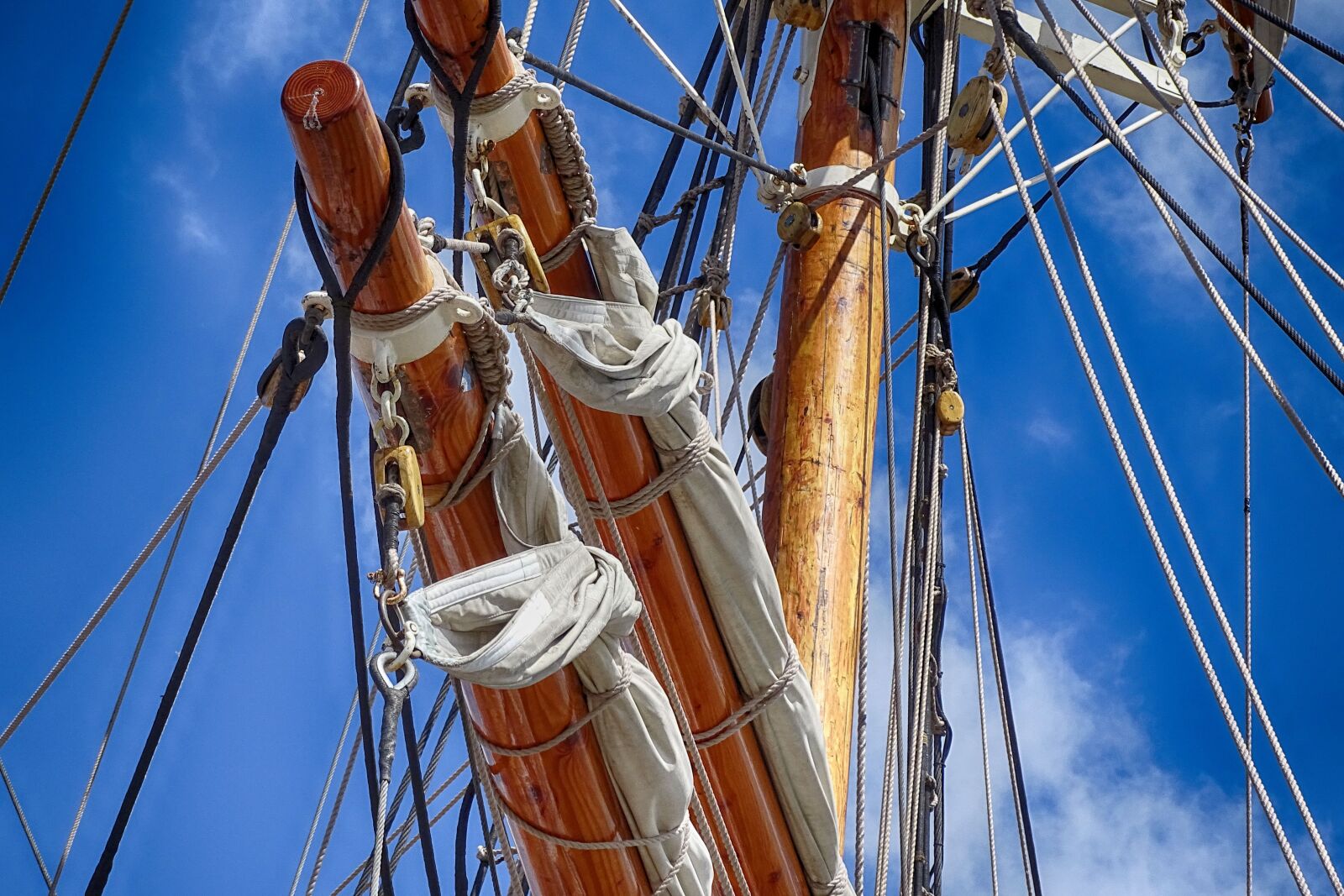 Sony Cyber-shot DSC-HX400V sample photo. Sailing boat, mast, rope photography