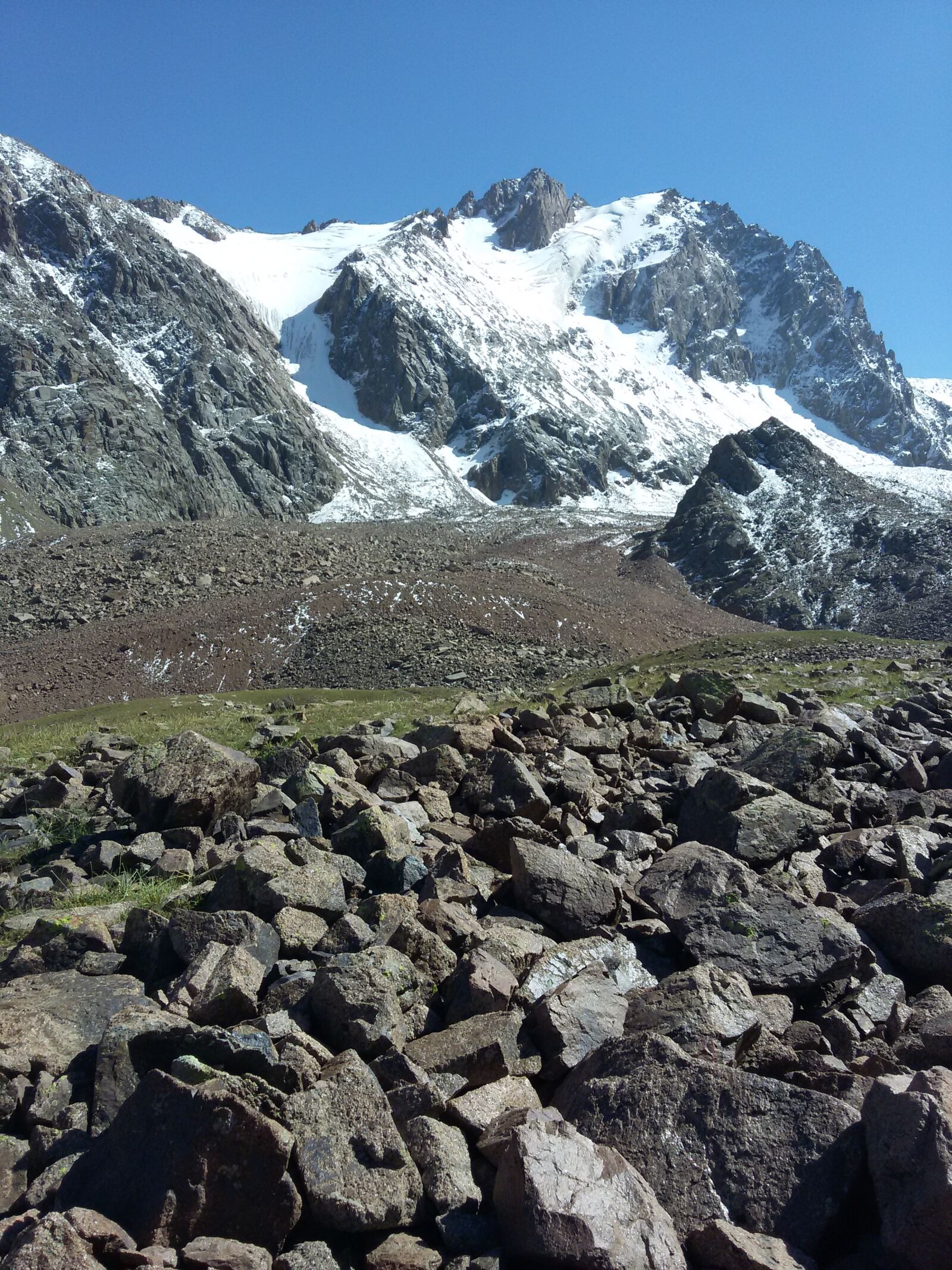 Samsung Galaxy S5 Mini sample photo. Mountain, rocks, alatau photography