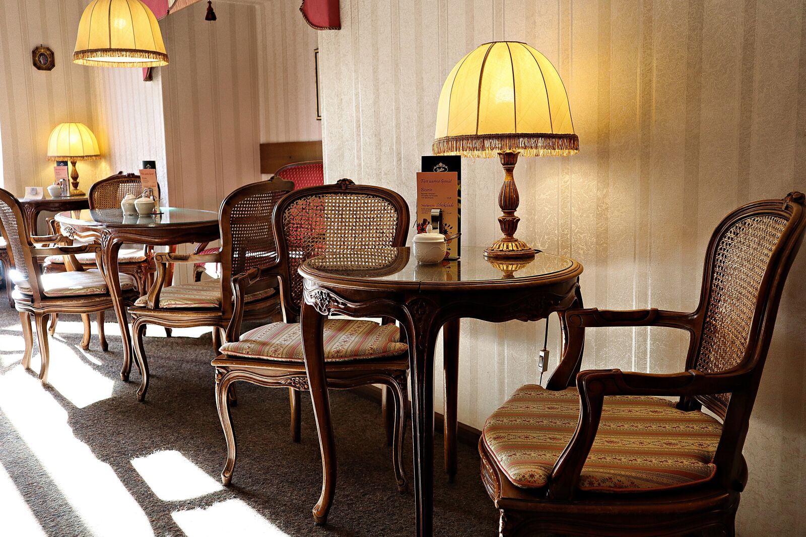 Canon EF-M 15-45mm F3.5-6.3 IS STM sample photo. Cafe, coffee, coffee break photography