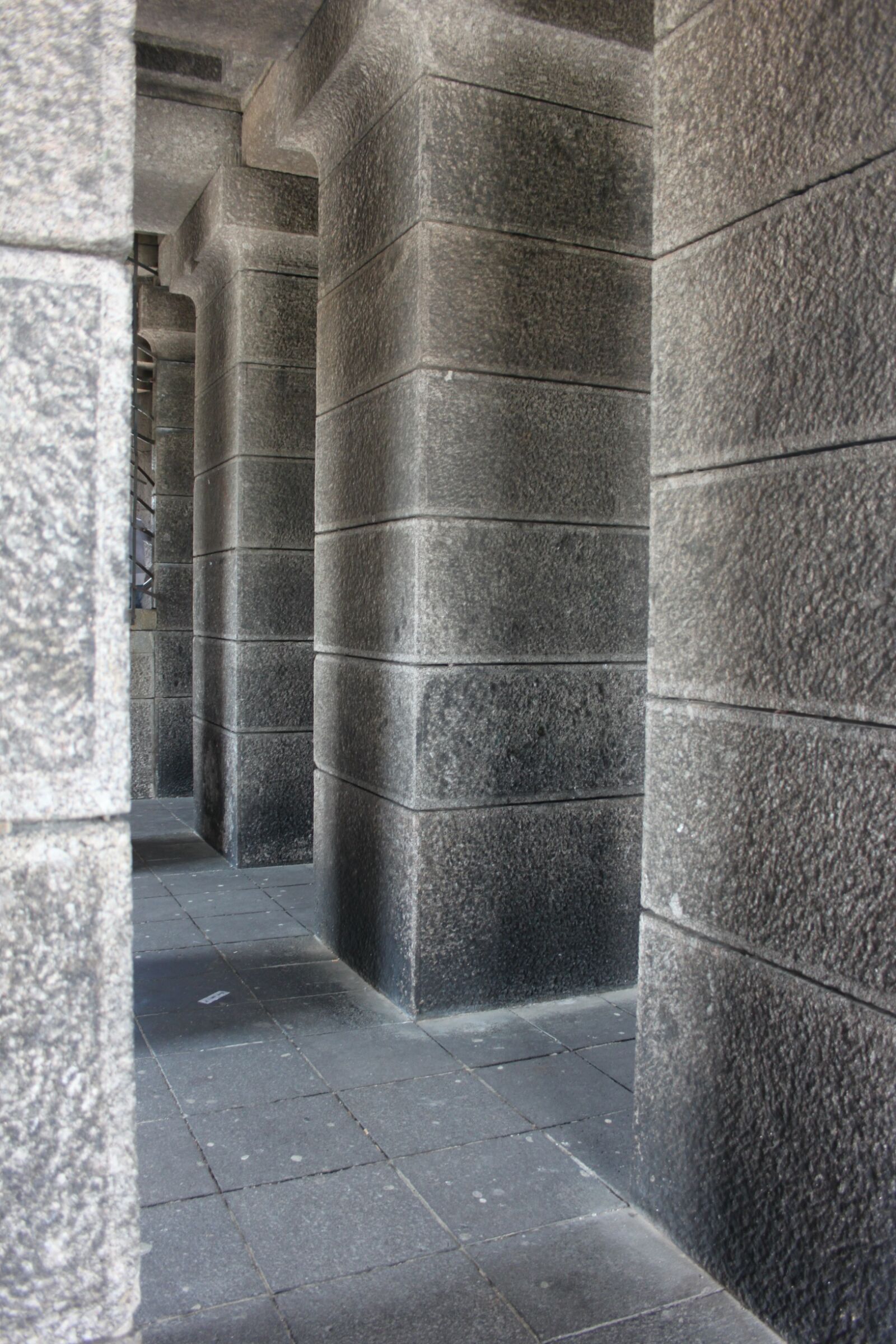 Canon EOS 500D (EOS Rebel T1i / EOS Kiss X3) sample photo. Passage, pillars, monument photography