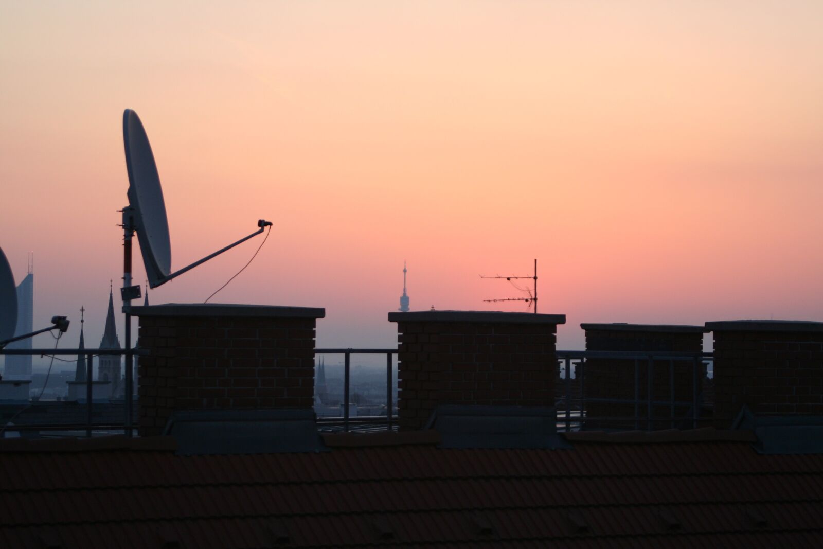 Canon EOS 350D (EOS Digital Rebel XT / EOS Kiss Digital N) sample photo. Roofs, sky, sunrise photography