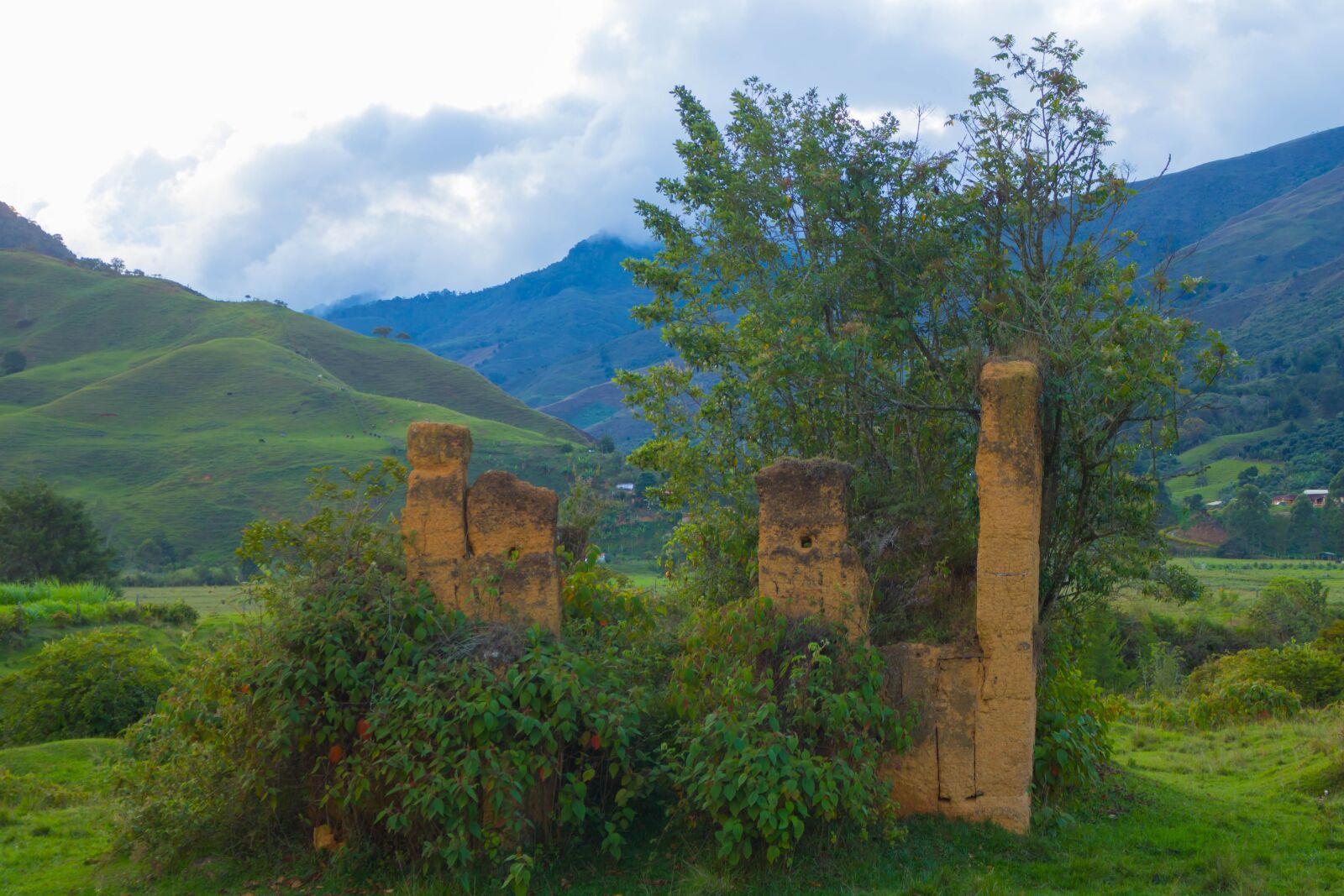 Canon EOS 750D (EOS Rebel T6i / EOS Kiss X8i) sample photo. Mountain, natural green, construction photography