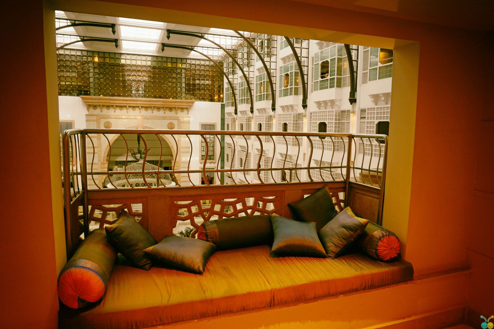 Sony E 16-50mm F3.5-5.6 PZ OSS sample photo. Grey, pillows, and, bolster photography