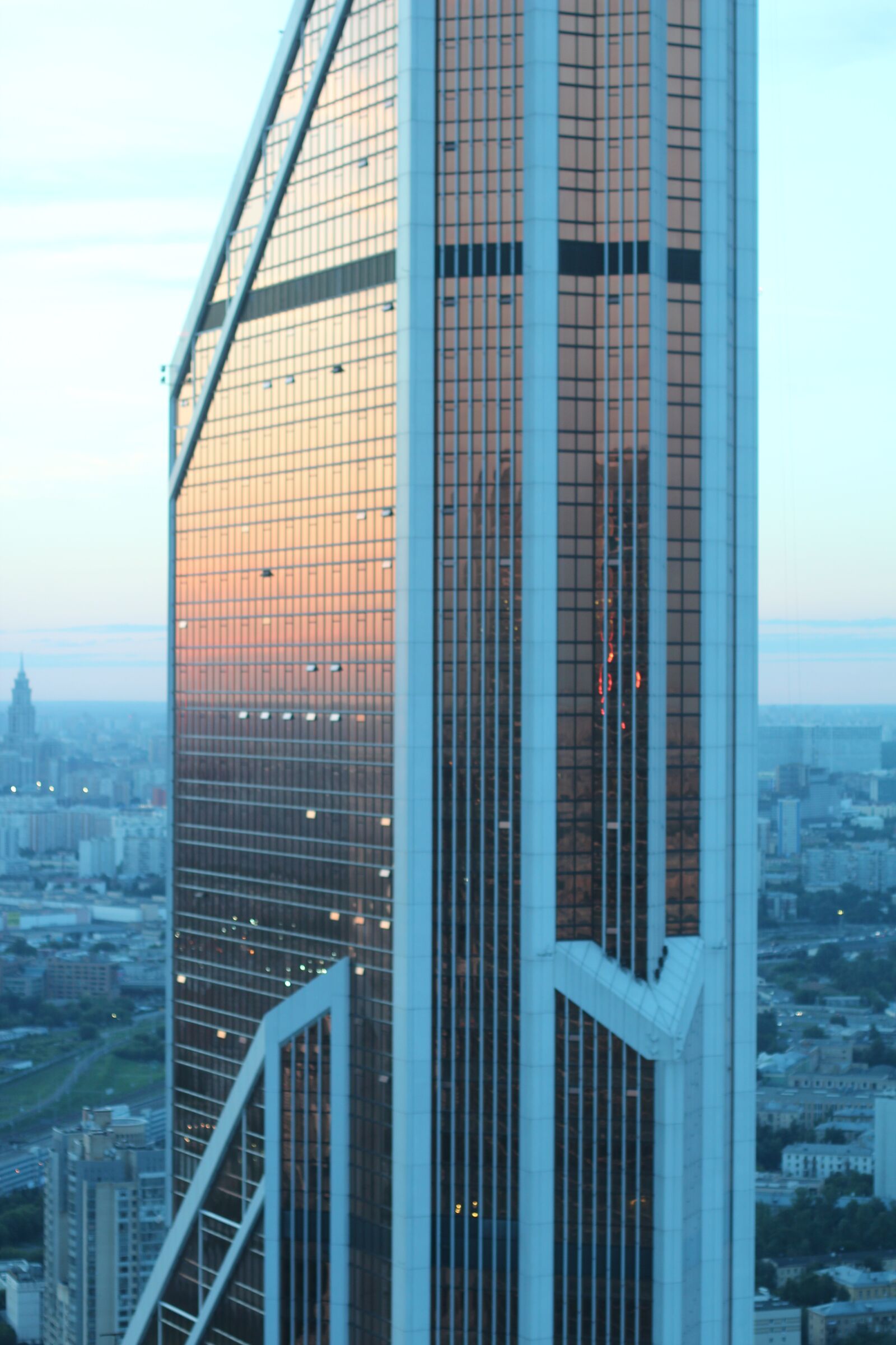 Canon EOS 600D (Rebel EOS T3i / EOS Kiss X5) + Canon EF 50mm F1.4 USM sample photo. Moscow, new city, sunset photography