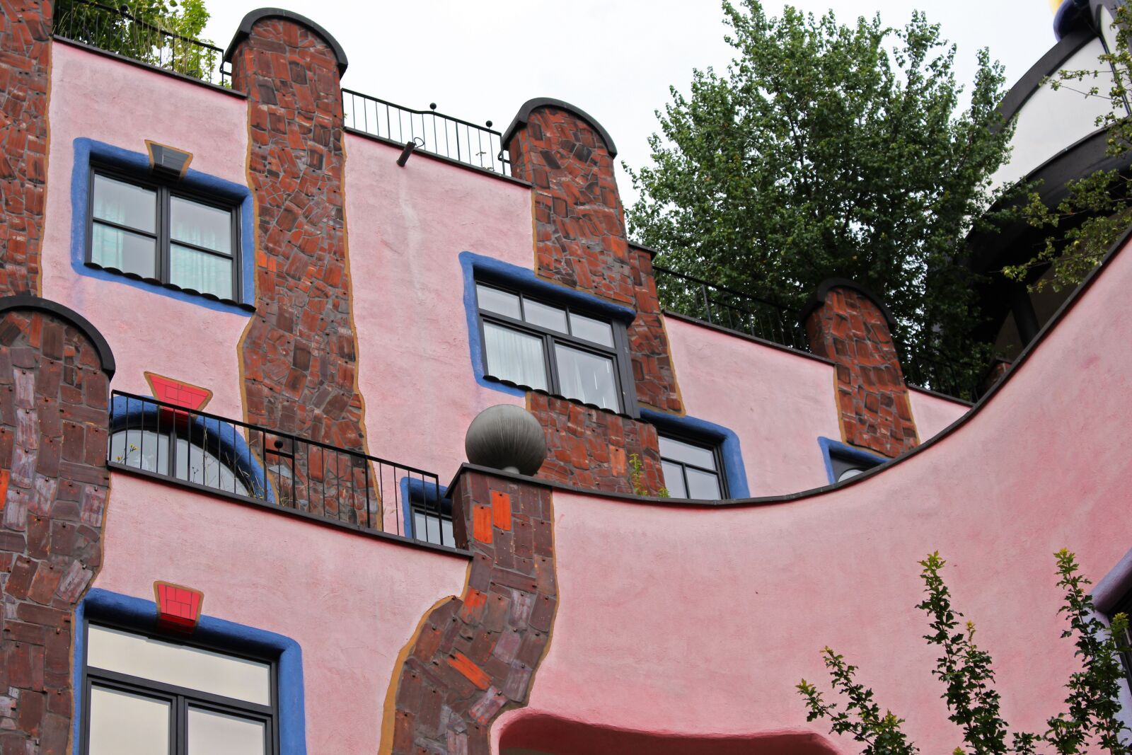 Canon EOS 700D (EOS Rebel T5i / EOS Kiss X7i) sample photo. Hundertwasser house, magdeburg, hundertwasser photography
