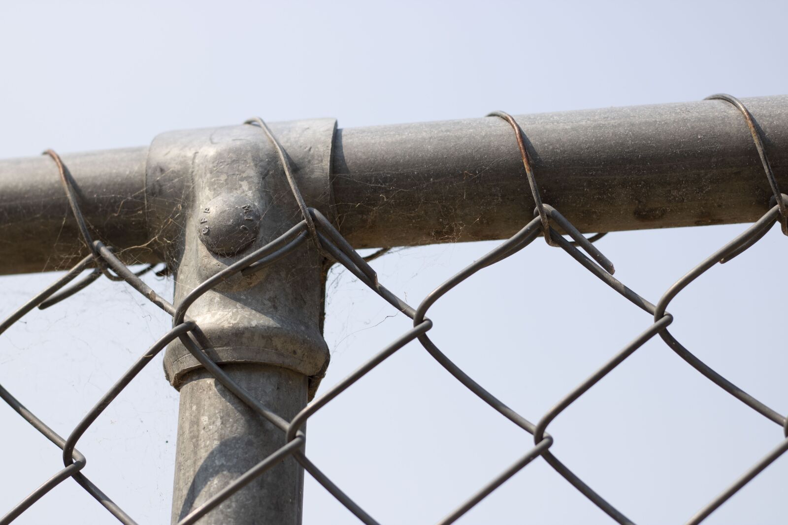 Canon EOS 750D (EOS Rebel T6i / EOS Kiss X8i) sample photo. Fence, wire, grey photography