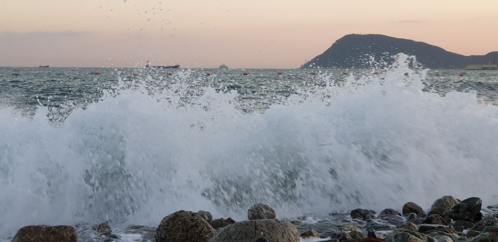 Samsung Galaxy S9+ sample photo. Waves, in the evening photography