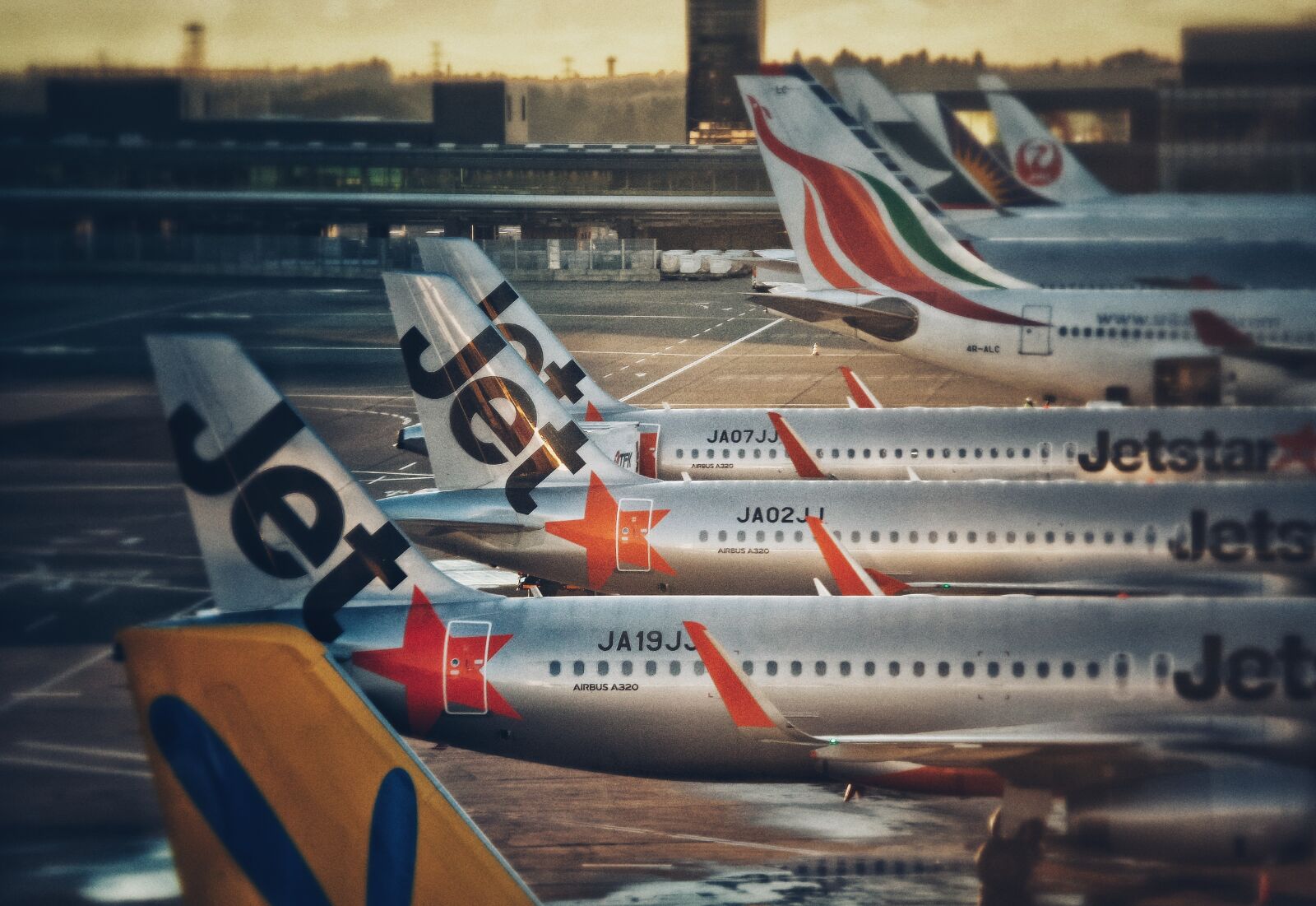 Samsung Galaxy K Zoom sample photo. Airport, plane, jetstar photography