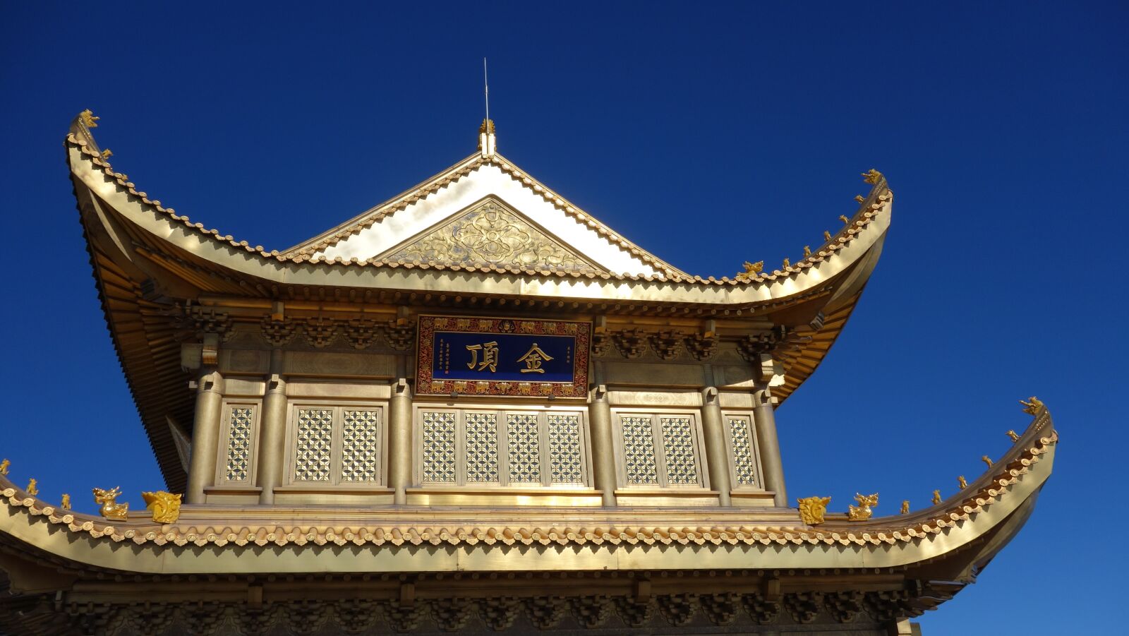 Sony Cyber-shot DSC-RX100 sample photo. The golden dome, emeishan photography