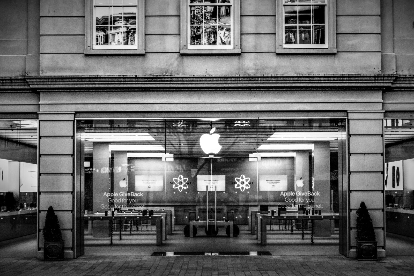 Nikon D3300 sample photo. Apple, store, black and photography