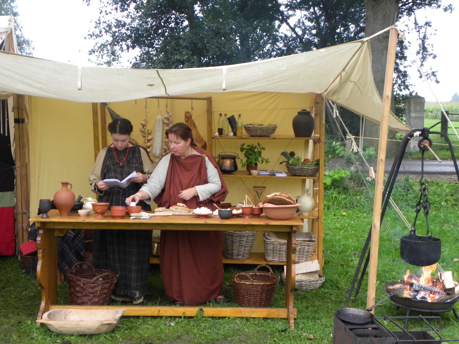 Nikon Coolpix P90 sample photo. Roman, cooking, woman photography