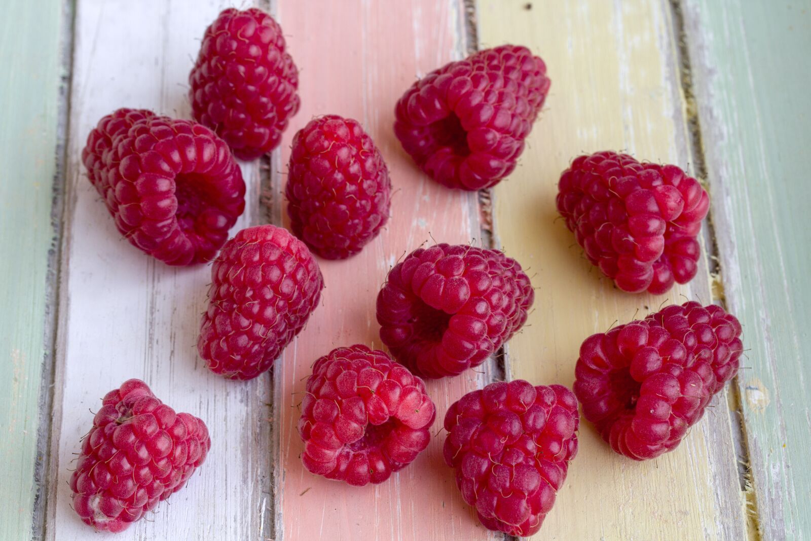 Canon EF-S 60mm F2.8 Macro USM sample photo. Raspberries, fruit, nature photography