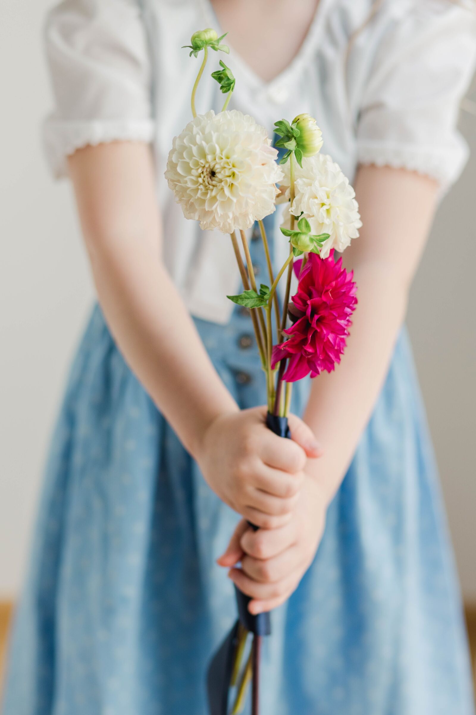 Canon EF 85mm F1.8 USM sample photo. Austrian dress, dahlias, girl photography