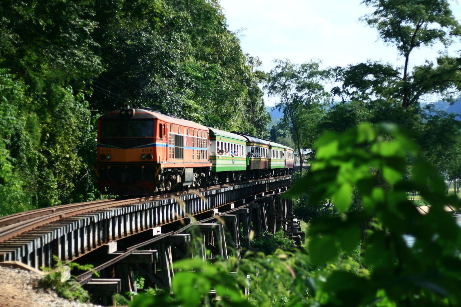 Canon EOS 400D (EOS Digital Rebel XTi / EOS Kiss Digital X) sample photo. Train, nature, railroad photography