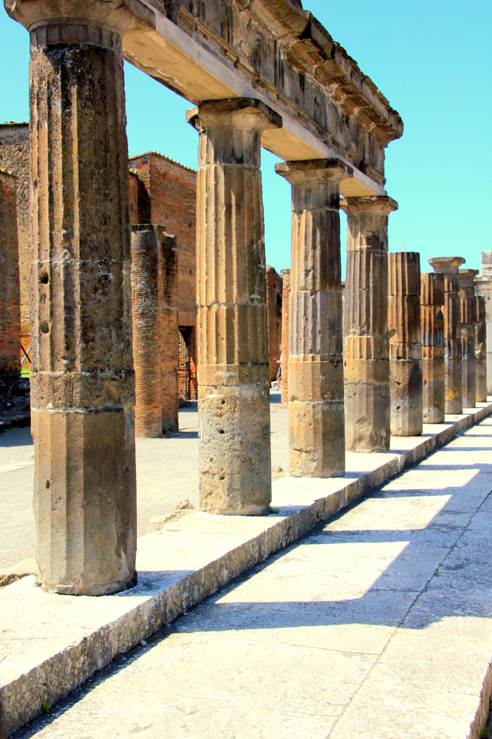 Canon EOS 550D (EOS Rebel T2i / EOS Kiss X4) sample photo. Pompeii, column, ancient photography