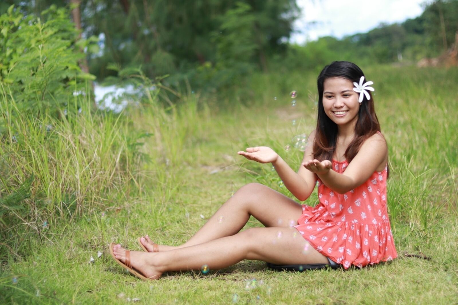 Canon EOS 80D + Canon EF 50mm F1.8 STM sample photo. Lady, grass, bubbles photography