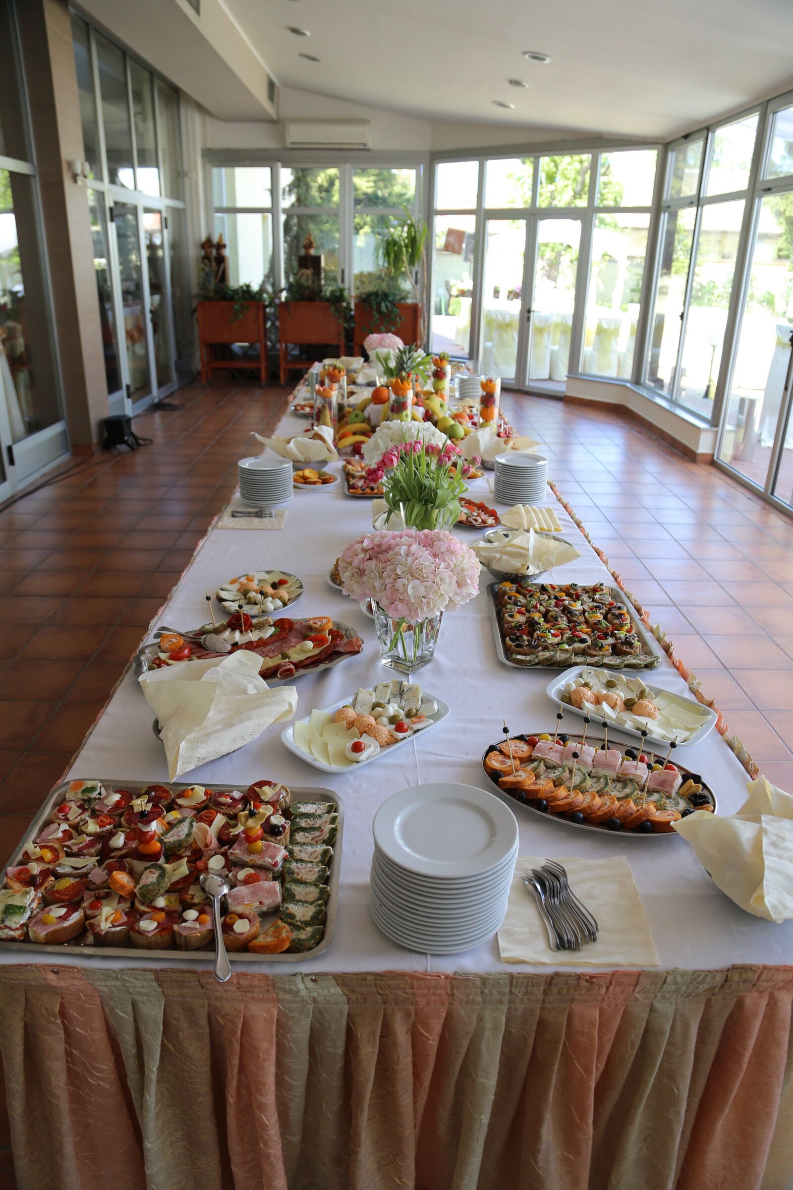 Canon EF 24-105mm F4L IS USM sample photo. Lunchroom, dining area, buffet photography