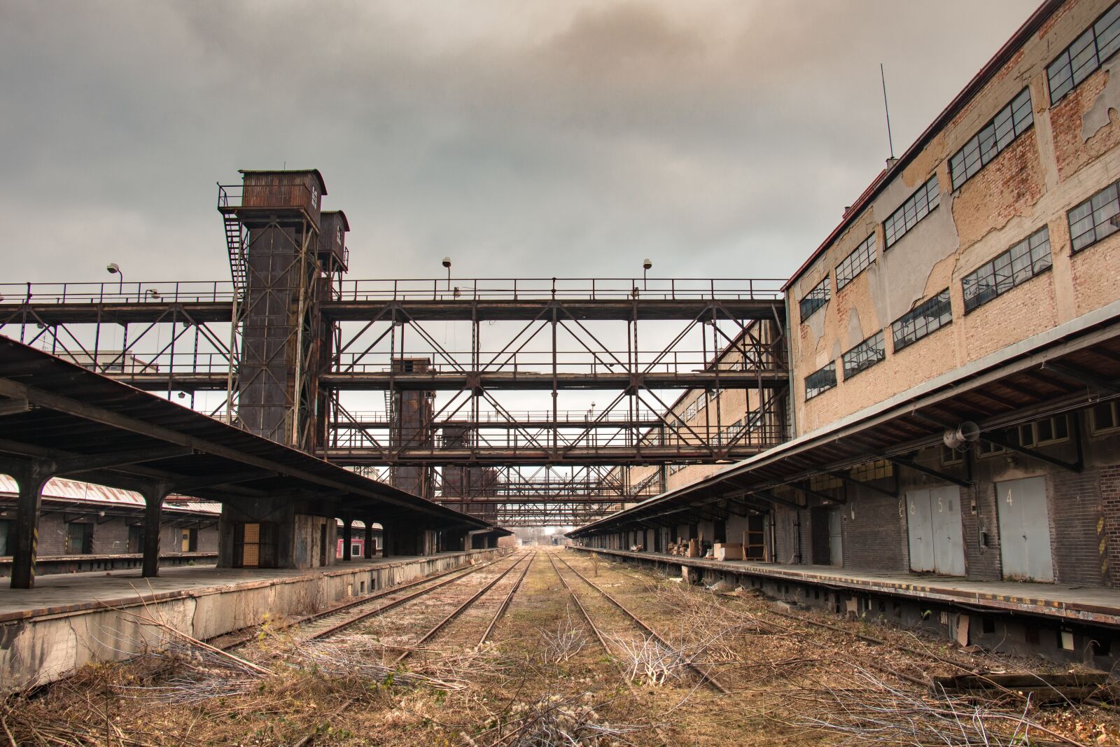 Canon EOS 700D (EOS Rebel T5i / EOS Kiss X7i) sample photo. Debris, train, building photography