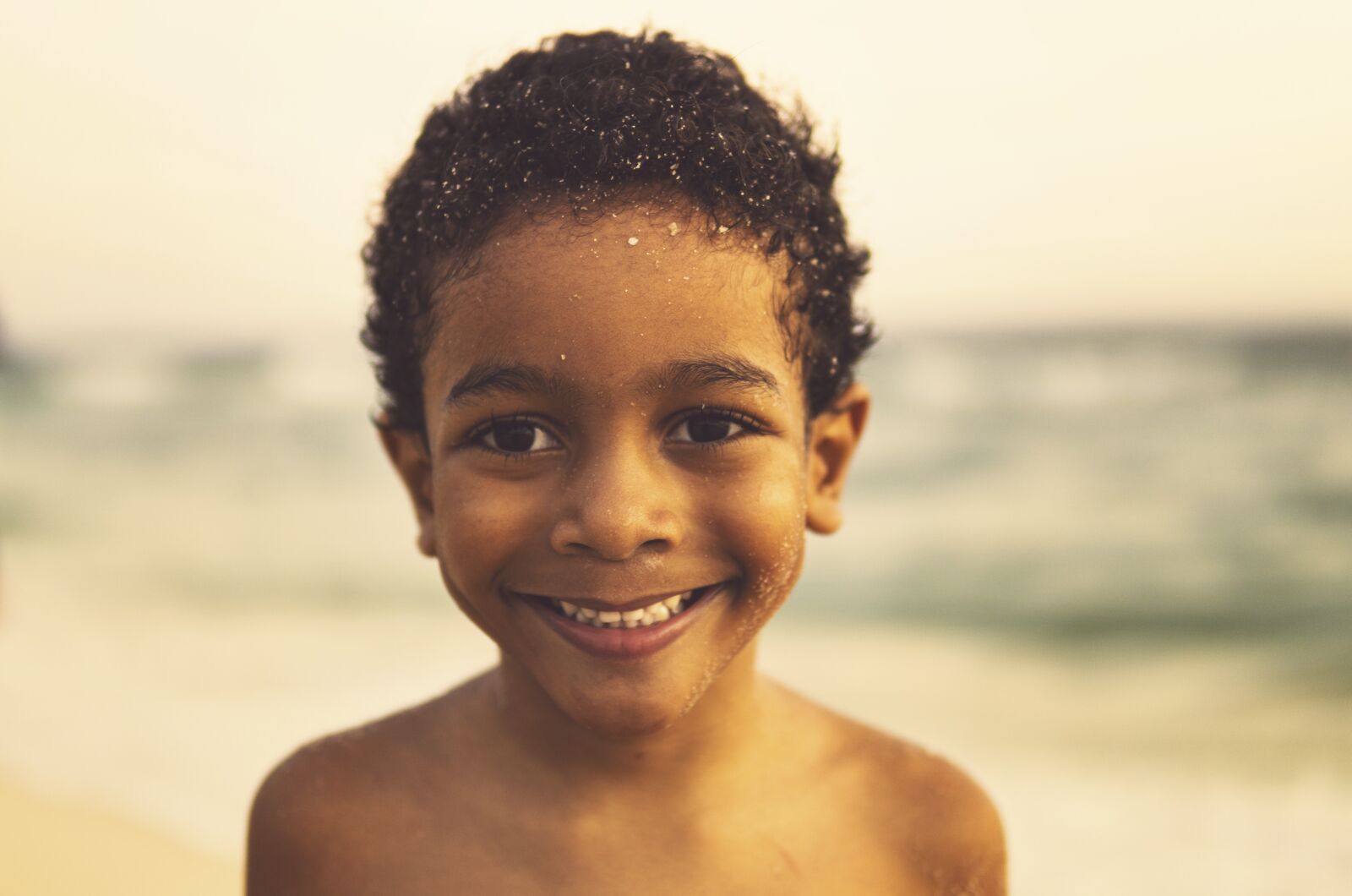 30mm F1.4 DC DN | Contemporary 016 sample photo. Child, smile, beach photography