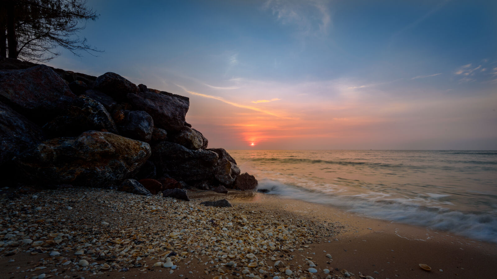 Nikon AF-S Nikkor 16-35mm F4G ED VR sample photo. Seashore, during, sunset, photography photography
