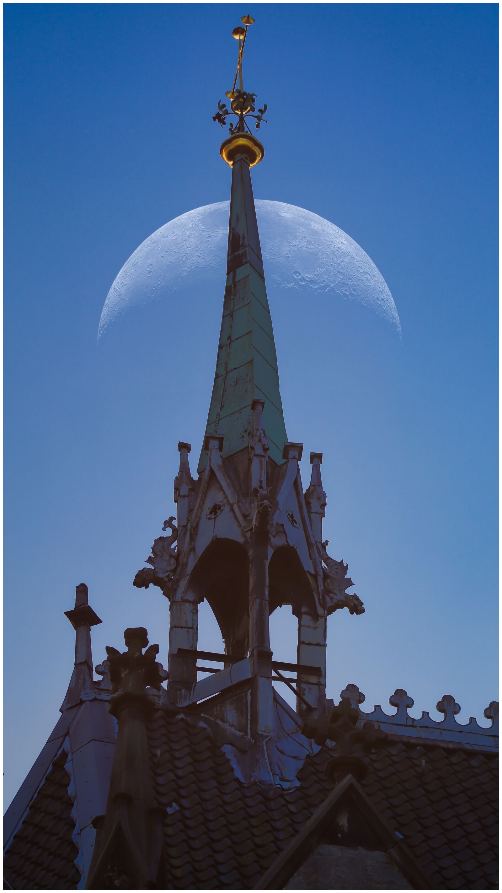 Canon EF75-300mm f/4-5.6 sample photo. Moon, crescent, night photography