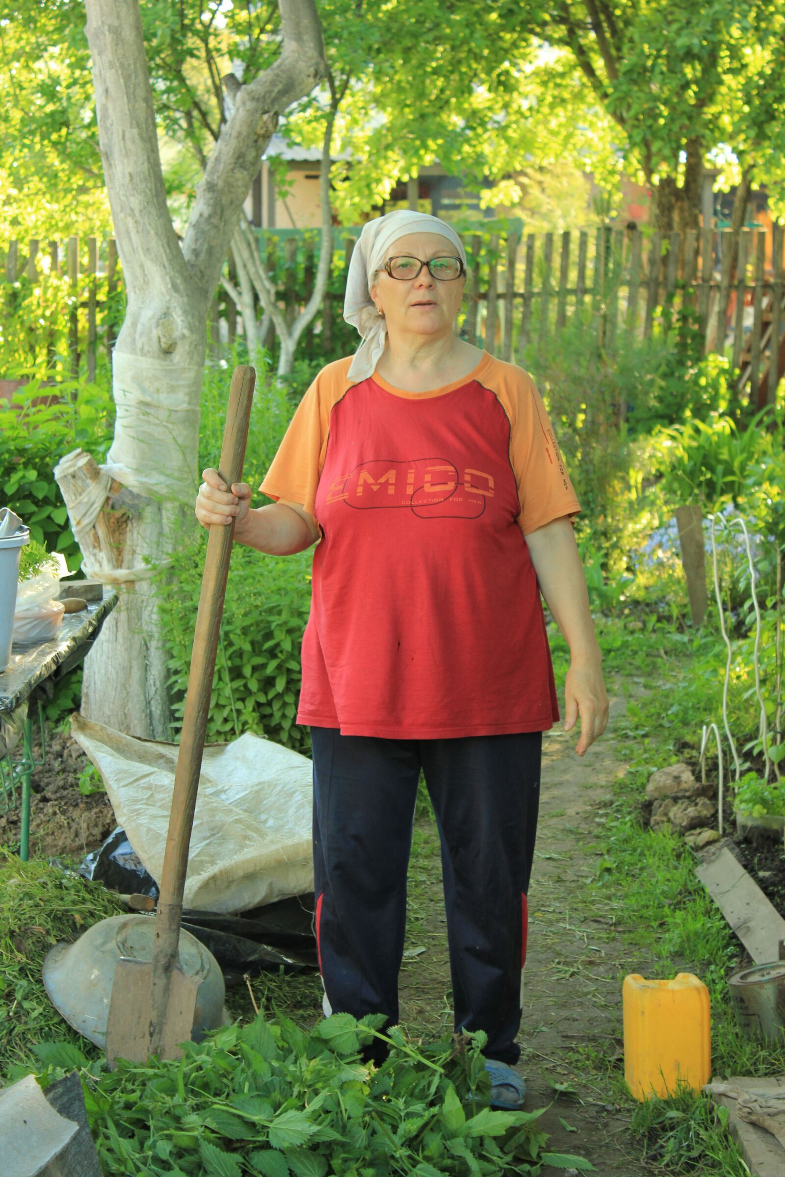 Canon EOS 550D (EOS Rebel T2i / EOS Kiss X4) sample photo. Russia, woman, garden fashion photography