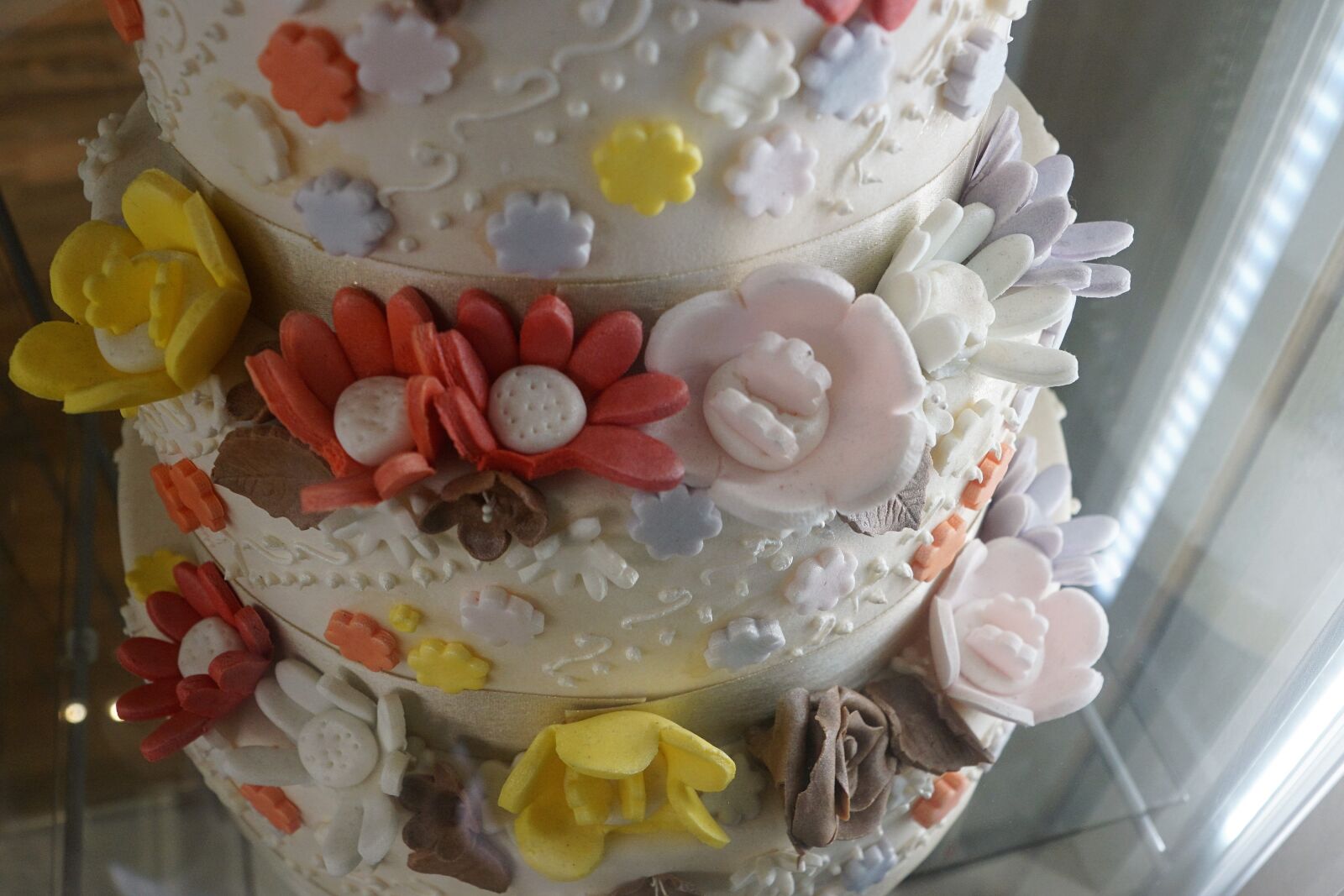 Sony ILCA-77M2 + Sony DT 16-50mm F2.8 SSM sample photo. Cake, flowers, delicious photography