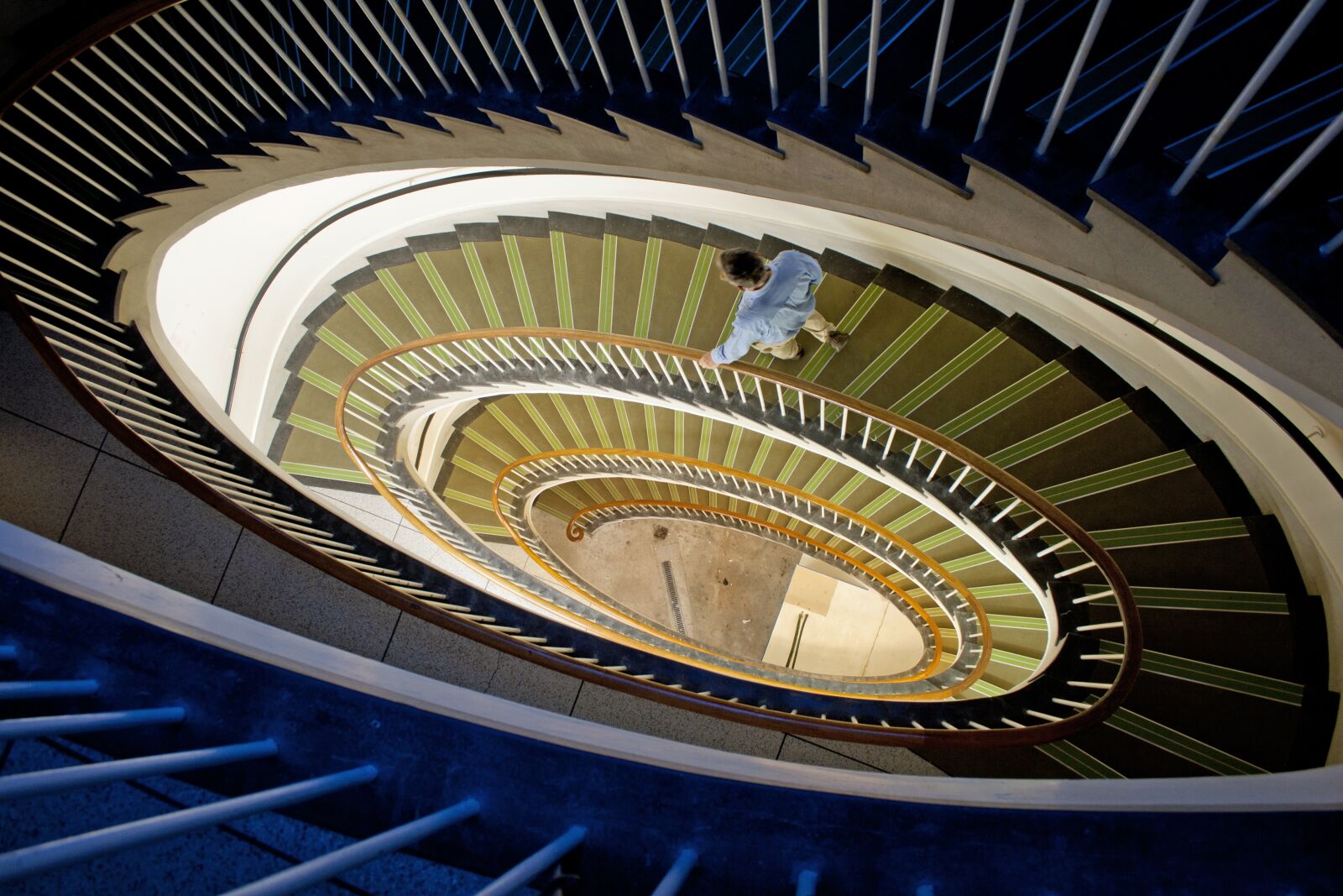Canon EF-S 18-55mm F3.5-5.6 II sample photo. Architecture, step, indoors photography