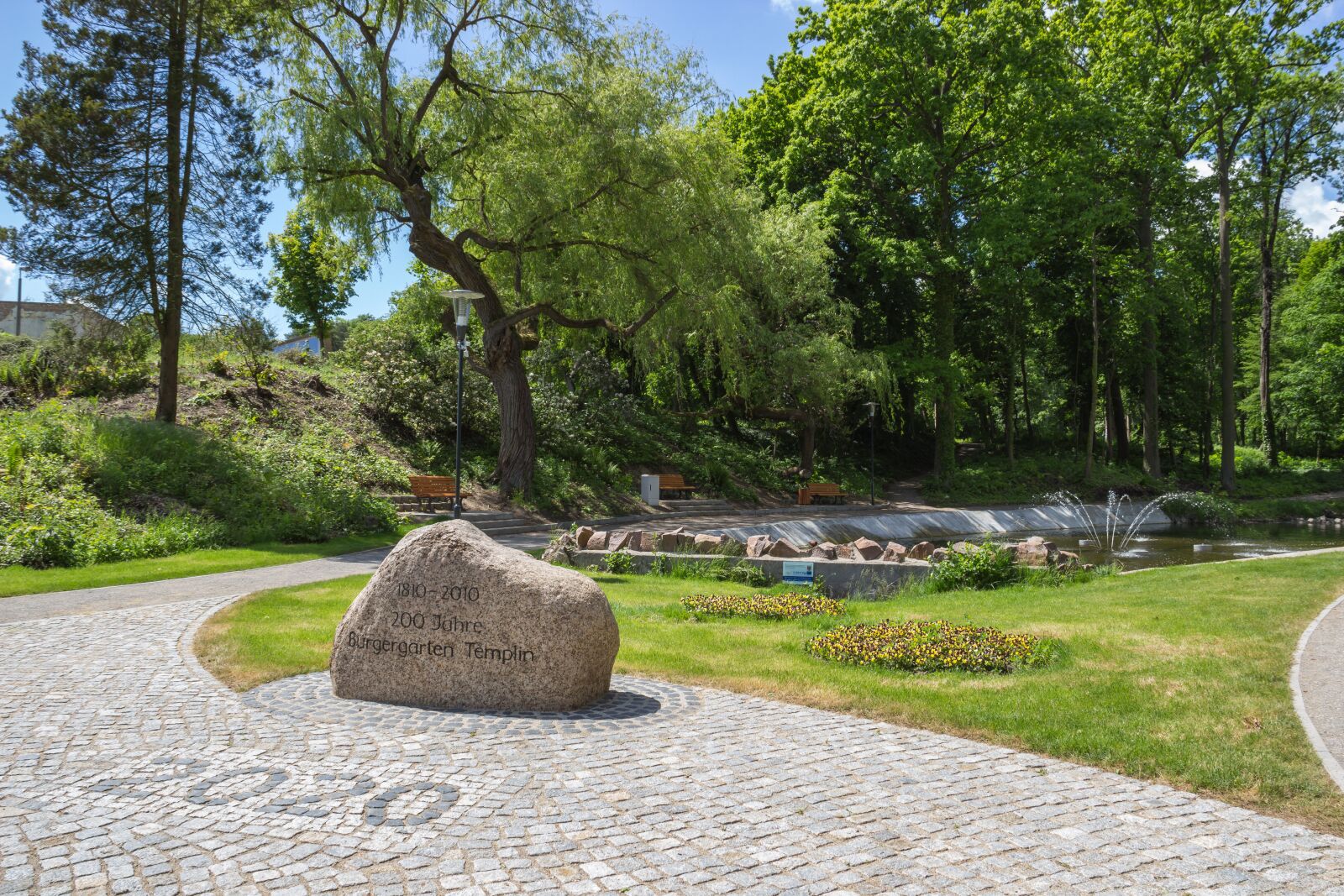 Canon EF-S 18-135mm F3.5-5.6 IS sample photo. Citizen garden, memorial stone photography