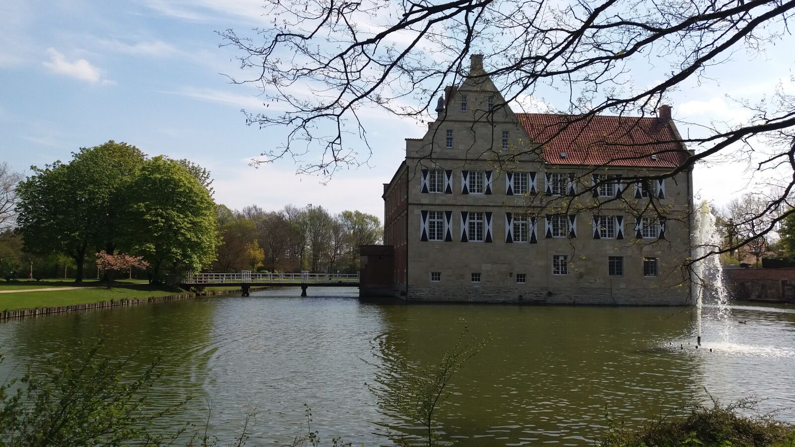 Samsung Galaxy J5 sample photo. Moated castle, architecture, waters photography