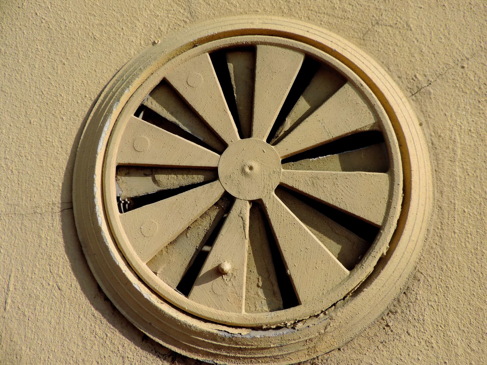 Nikon Coolpix P520 sample photo. Ventilation, wheel, old, retro photography