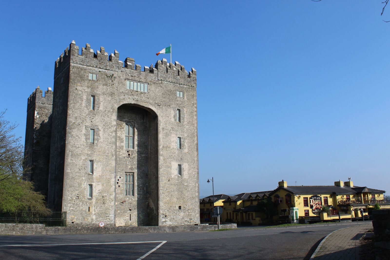 Canon EOS 1300D (EOS Rebel T6 / EOS Kiss X80) sample photo. Bunratty, nellies, blue photography
