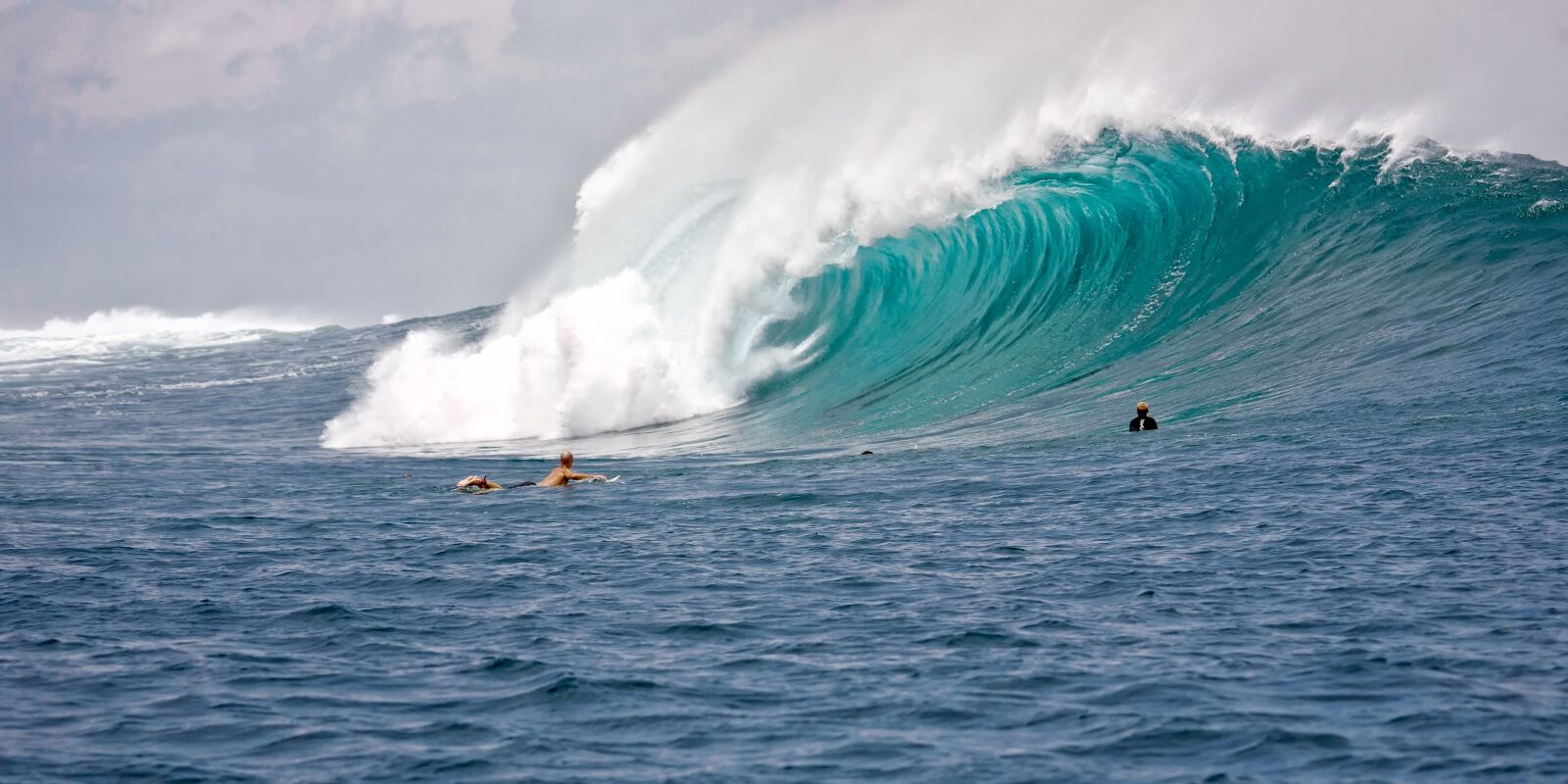 Canon EOS 5D sample photo. Big waves, surfers, power photography