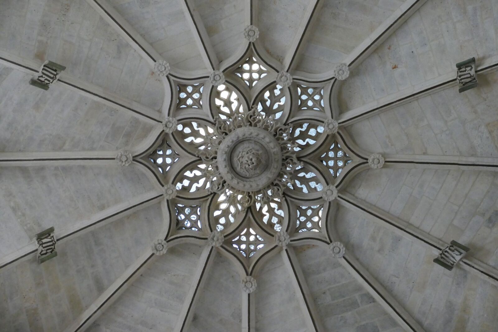 Panasonic Lumix DMC-FZ1000 sample photo. Cathedral, church, burgos-rosa de photography