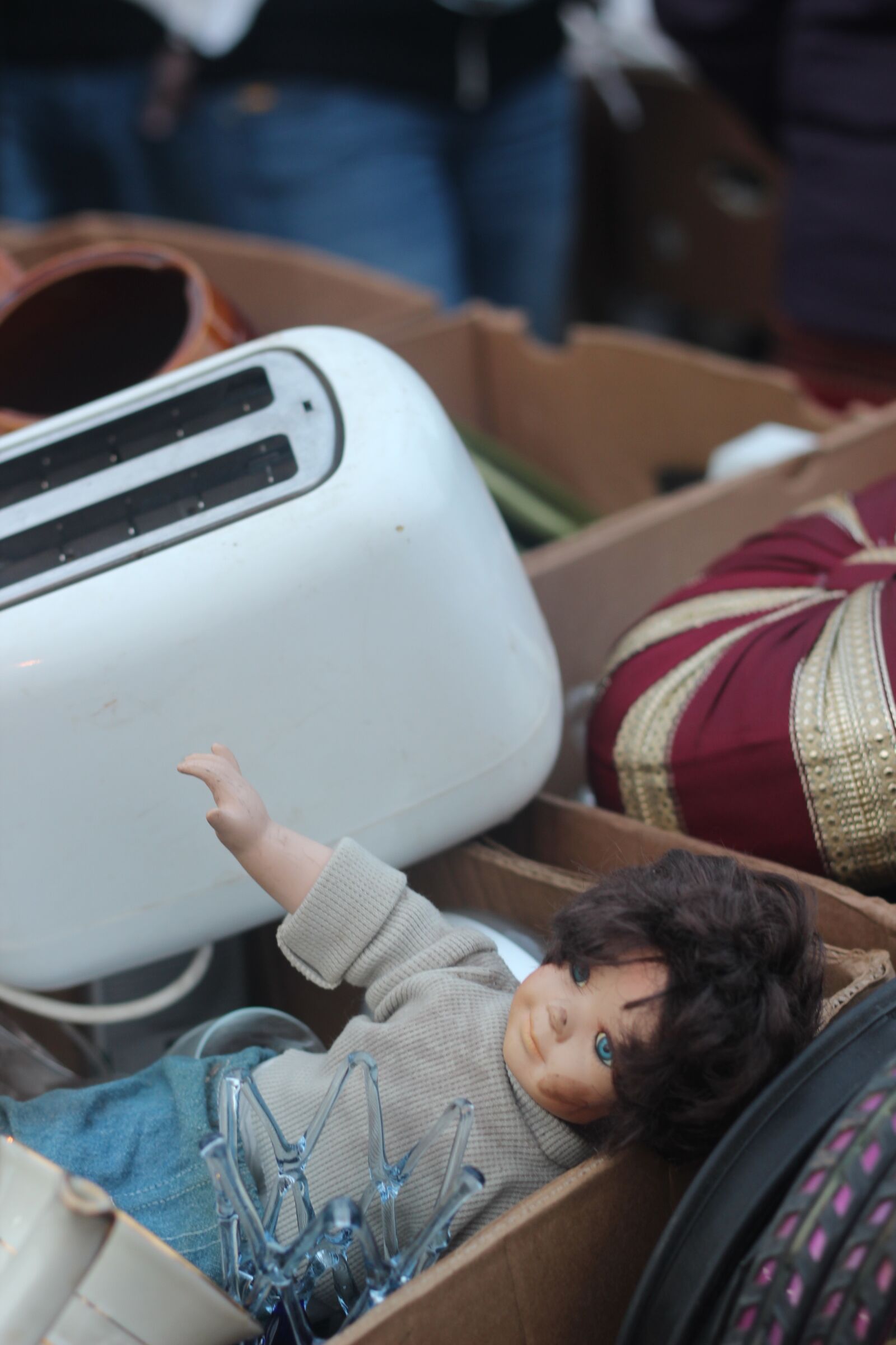 Canon EOS 600D (Rebel EOS T3i / EOS Kiss X5) + Canon EF 50mm F1.8 II sample photo. Doll, flea market, old photography