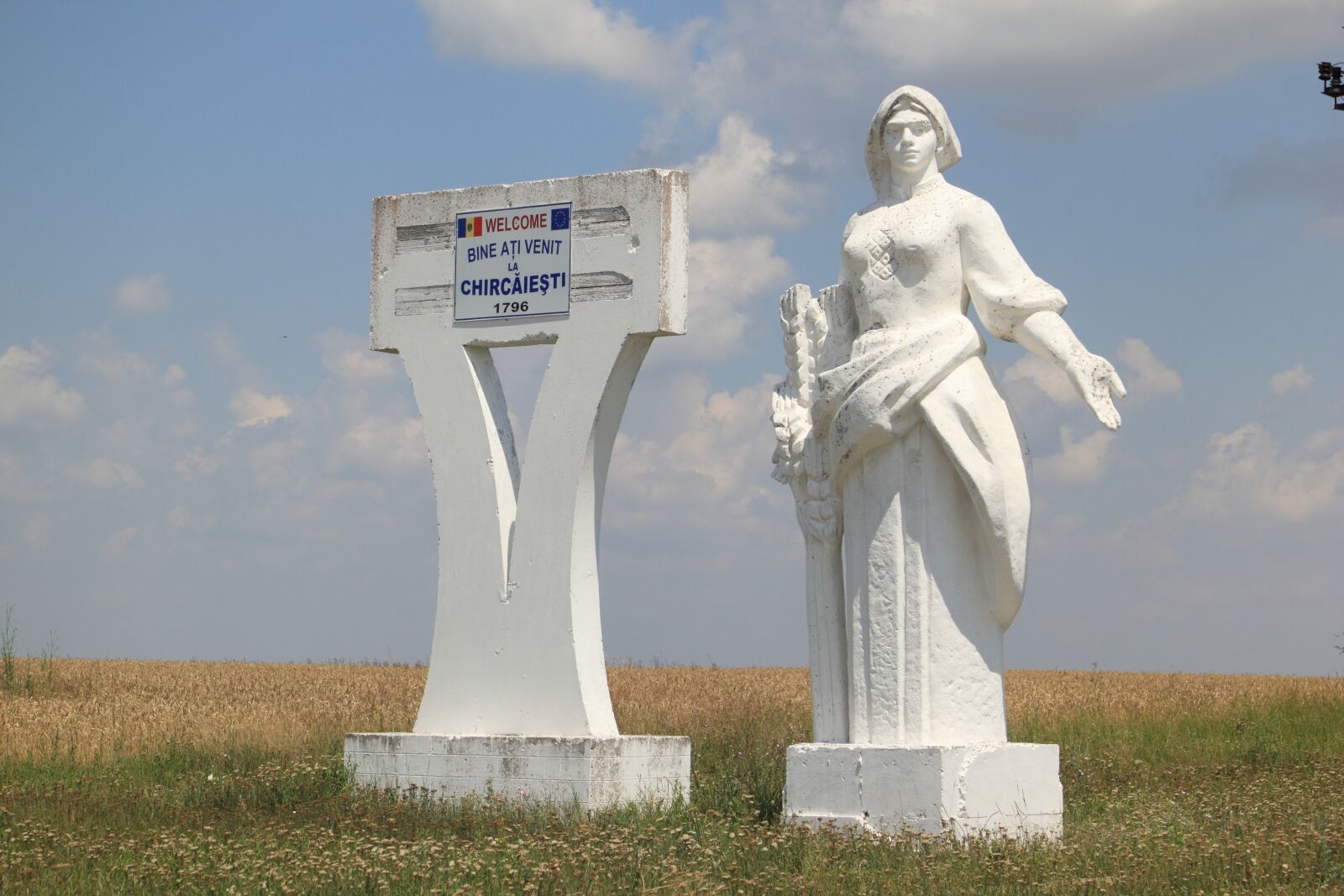 Canon EOS 550D (EOS Rebel T2i / EOS Kiss X4) sample photo. Moldova, roadside, statue photography