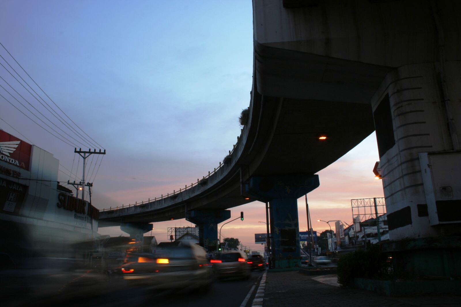 Canon EF-S 18-55mm F3.5-5.6 II sample photo. Blurred, bridge, city, indonesia photography