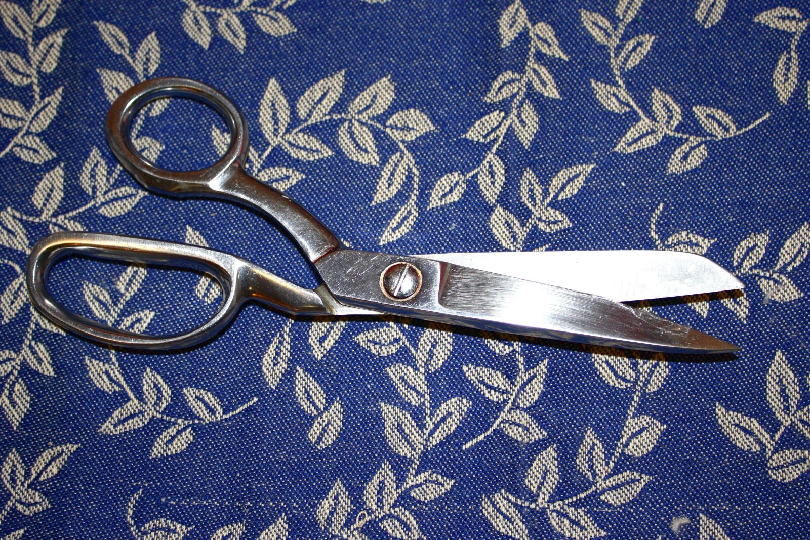 f/3.5-5.6 IS sample photo. Sewing scissors, hand tool photography