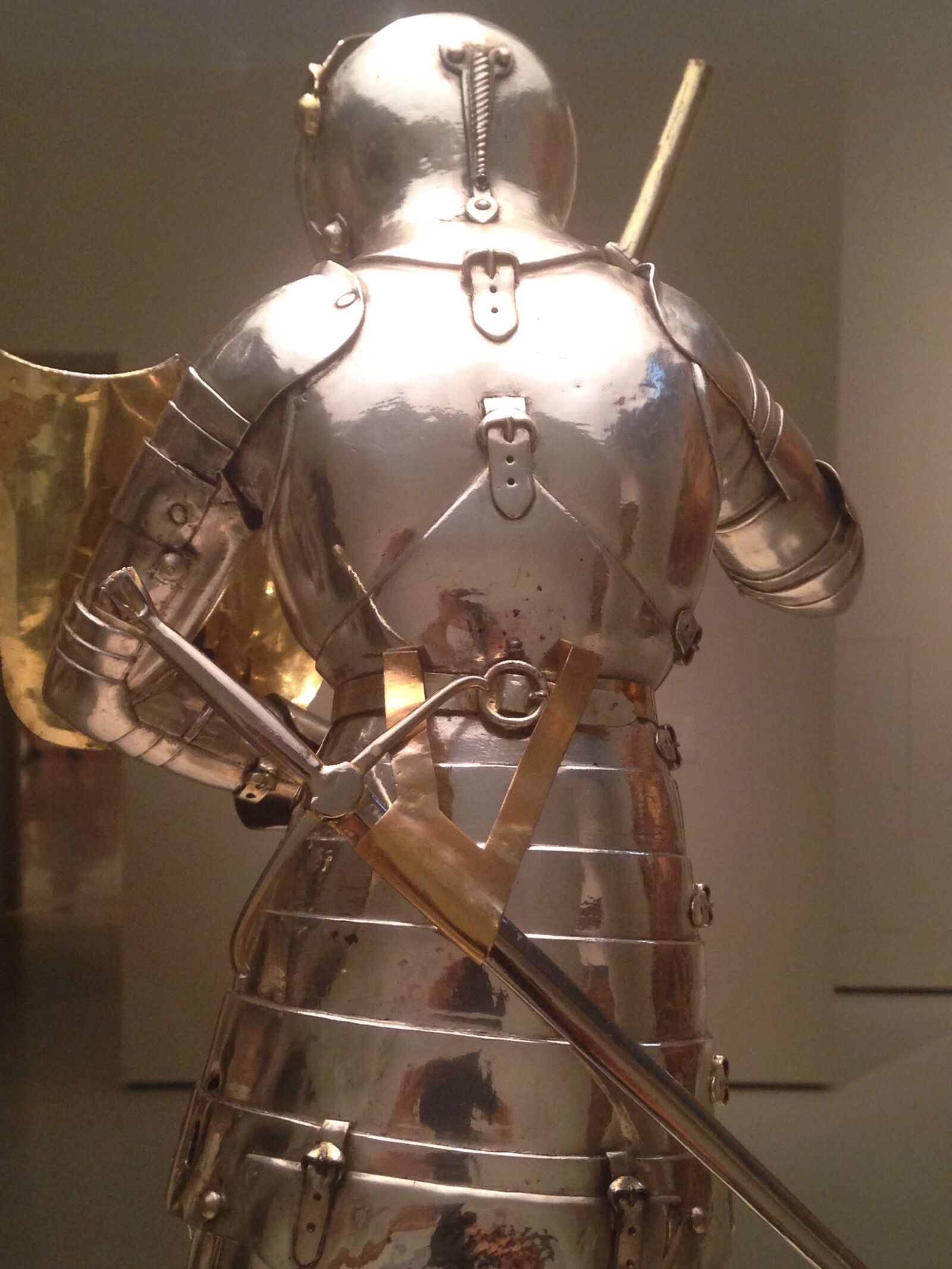 iPhone 5 back camera 4.12mm f/2.4 sample photo. Armour, barcelona, silver photography