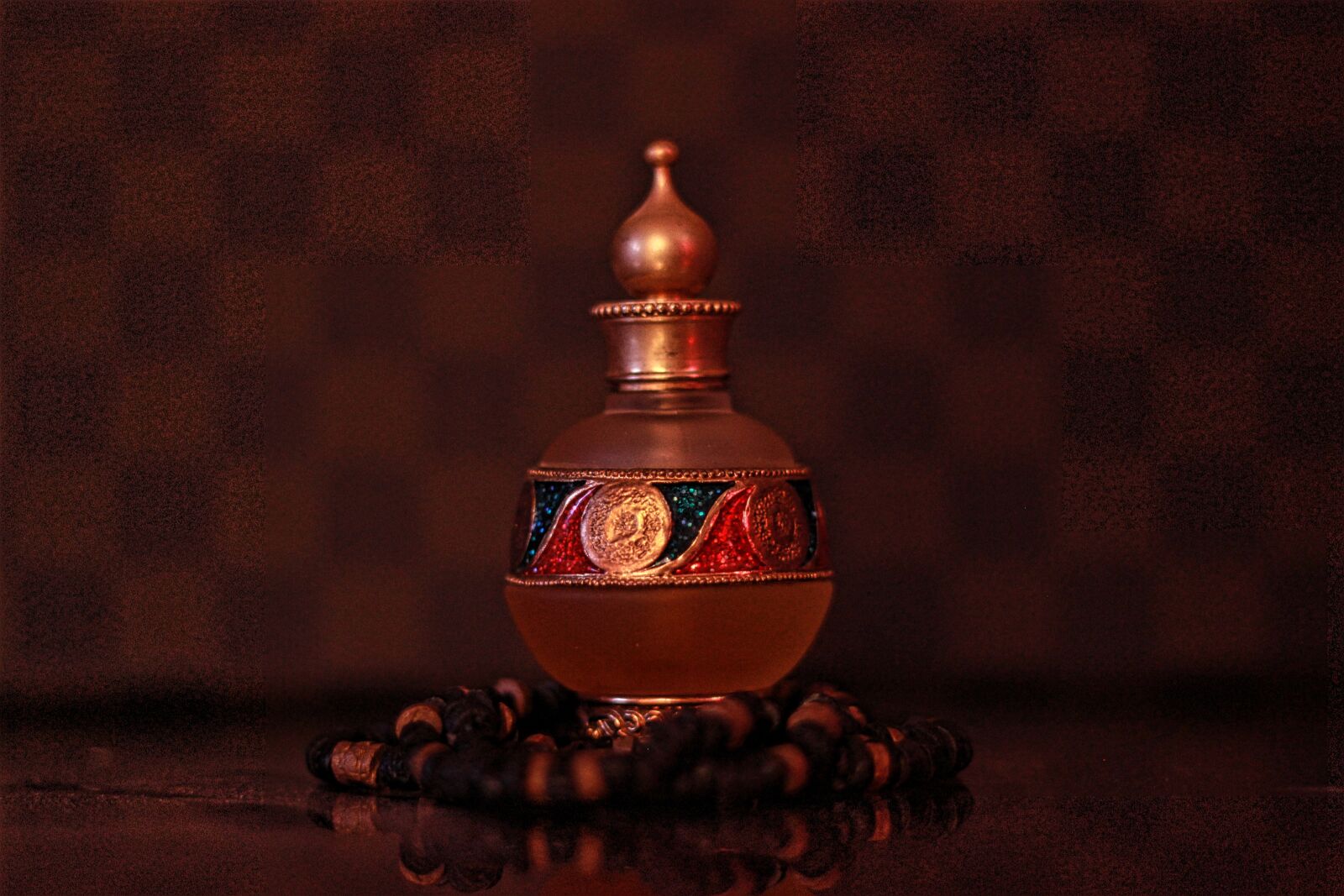 Canon EOS 600D (Rebel EOS T3i / EOS Kiss X5) + Canon EF 50mm F1.8 II sample photo. Gold, decoration, old photography