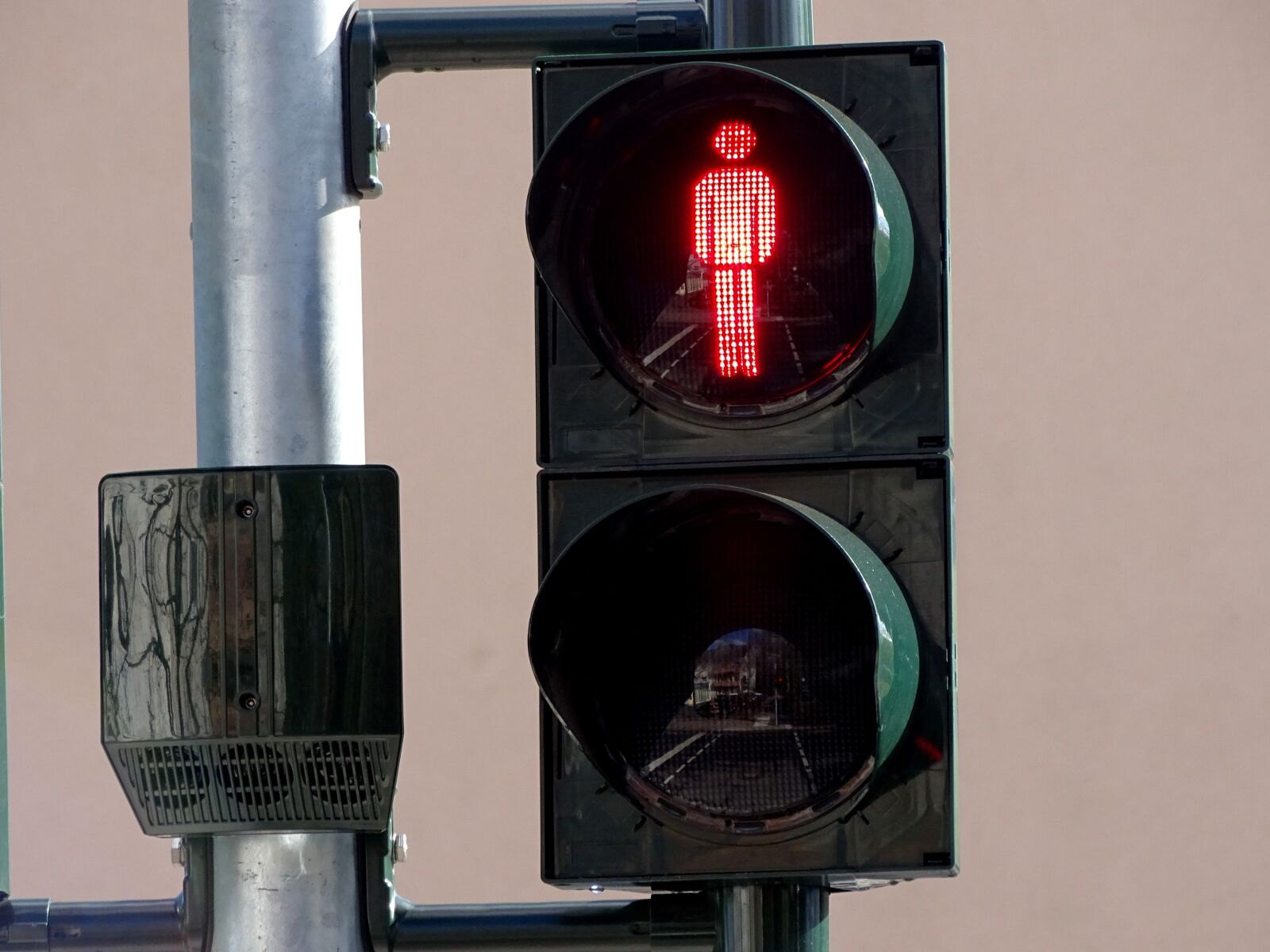 Sony Cyber-shot DSC-HX400V sample photo. Traffic lights, footbridge, red photography